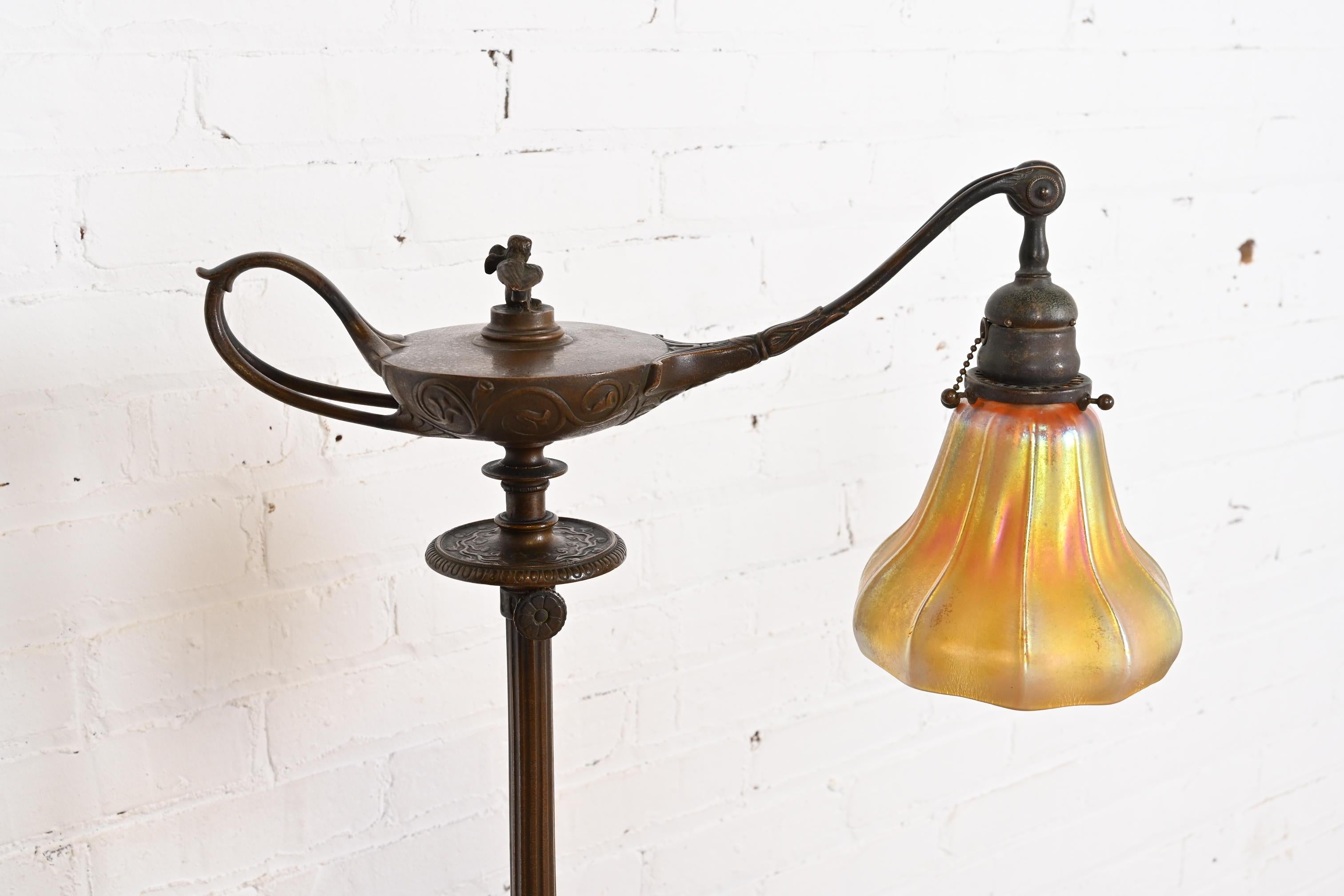 Tiffany Studios Nueva York Lámpara de pie Aladino de bronce y cristal de favrile Estadounidense en venta