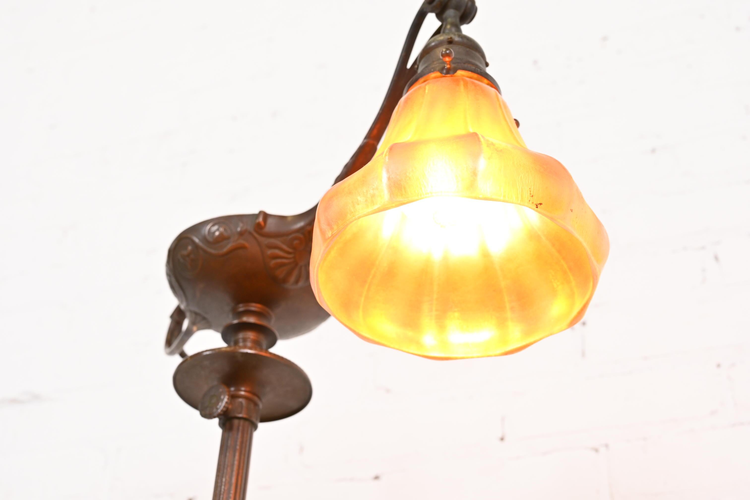 Tiffany Studios Nueva York Lámpara de pie Aladino de bronce y cristal de favrile en Bueno estado para la venta en South Bend, IN
