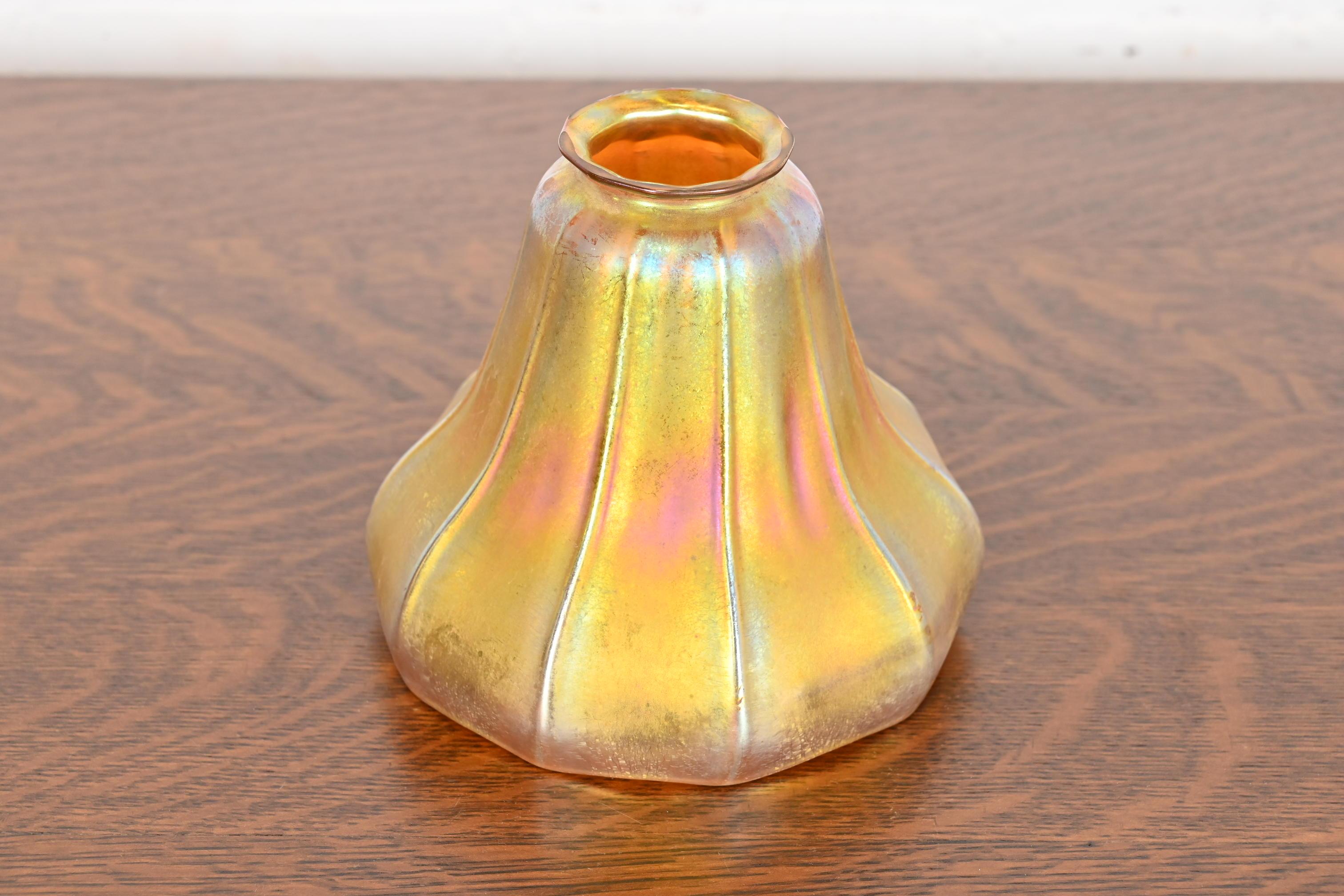 Tiffany Studios Nueva York Lámpara de pie Aladino de bronce y cristal de favrile siglo XX en venta