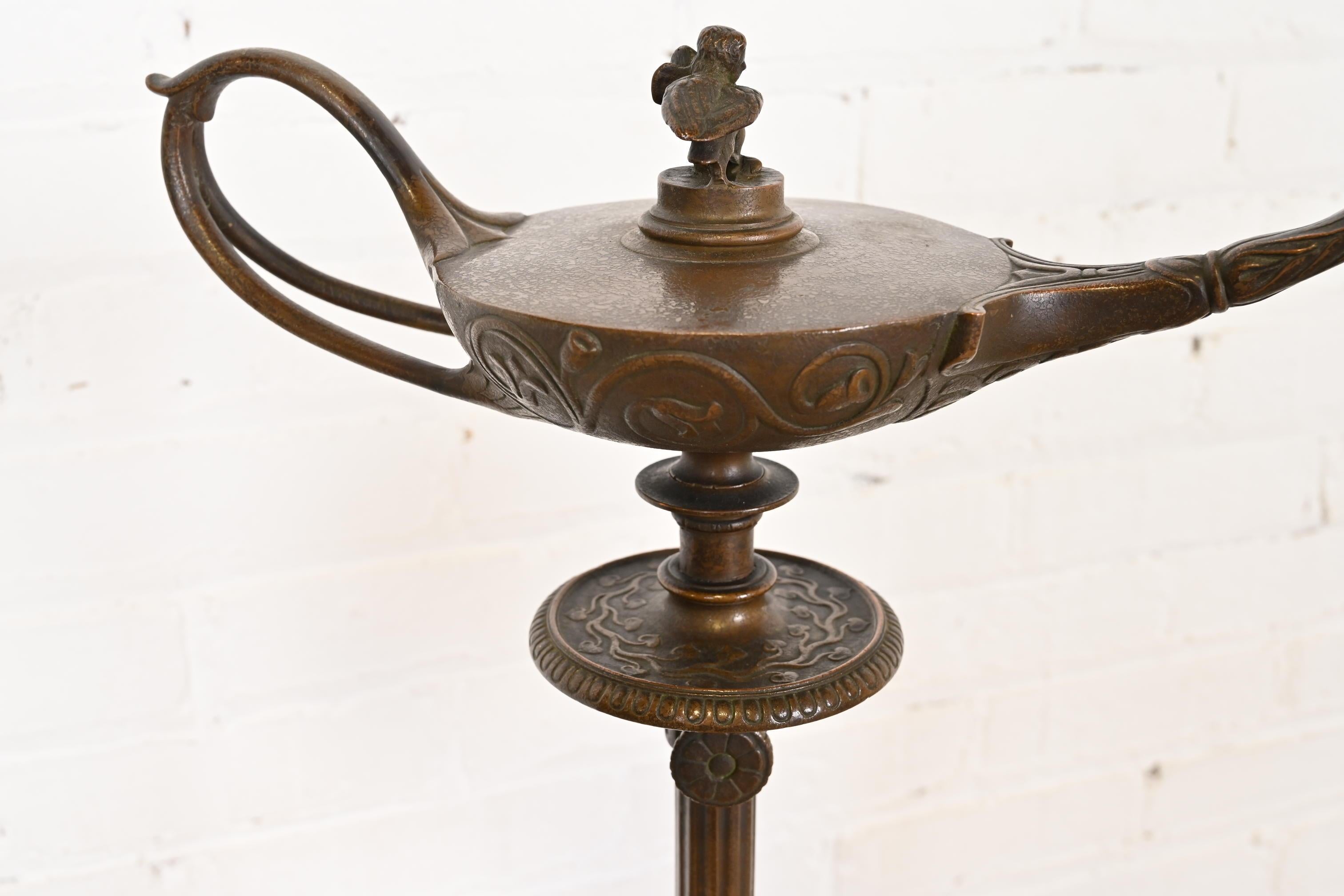 Tiffany Studios Nueva York Lámpara de pie Aladino de bronce y cristal de favrile Bronce en venta