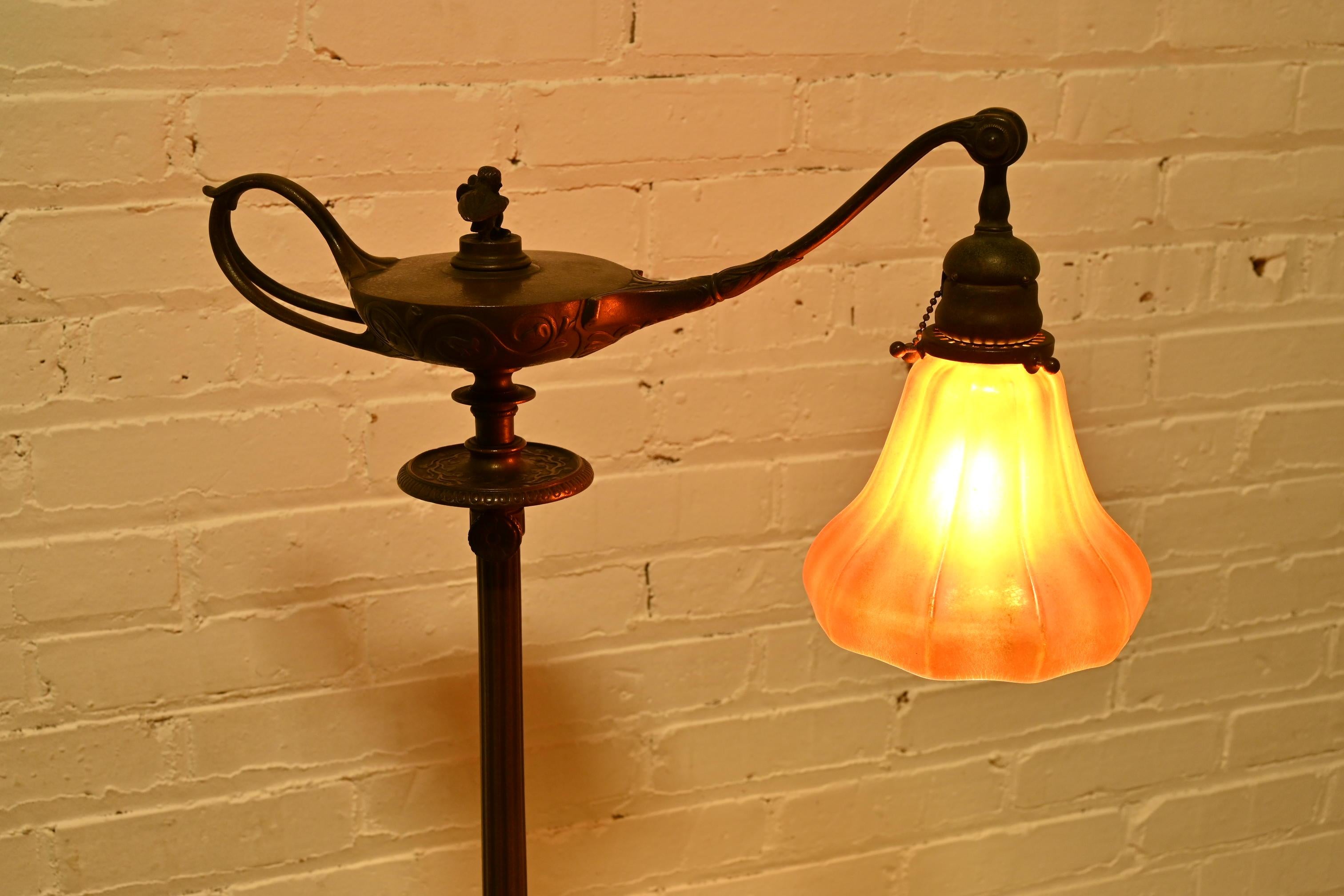 Tiffany Studios Nueva York Lámpara de pie Aladino de bronce y cristal de favrile en venta 2