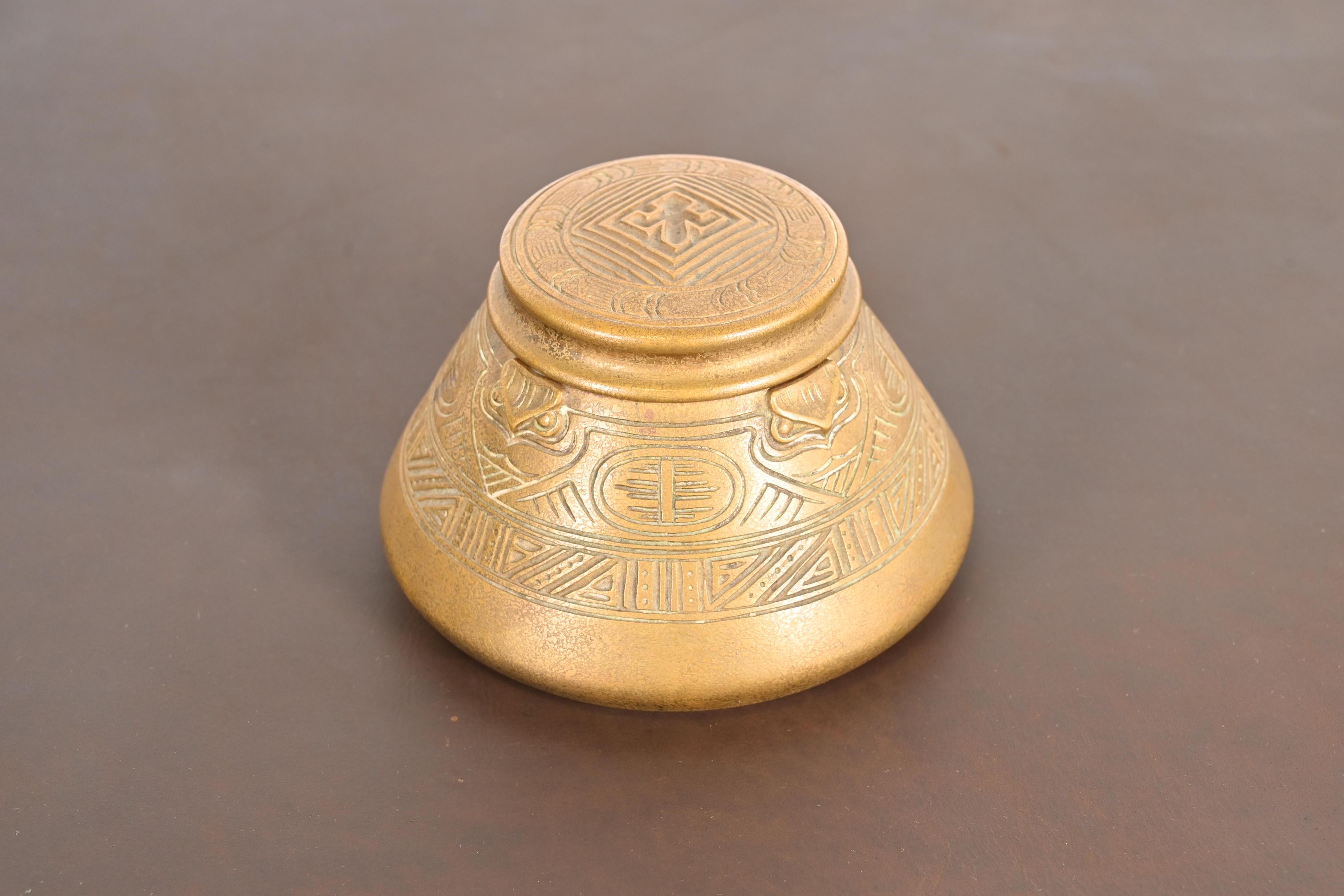 Ein wunderschönes Tintenfass aus vergoldeter Bronze mit dem Muster 