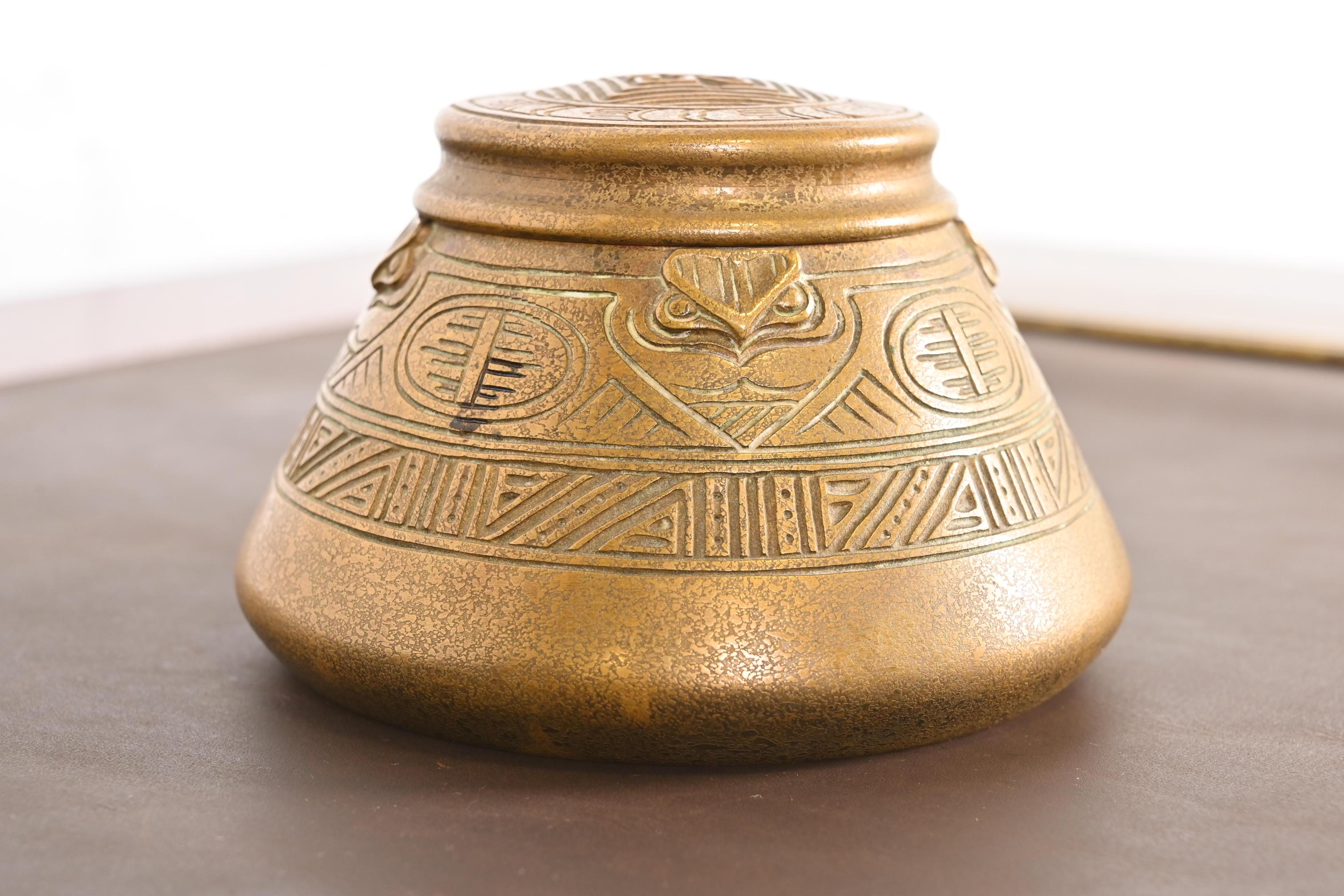 Tiffany Studios New York Indianer Bronze Doré Tintenfass (Arts and Crafts) im Angebot
