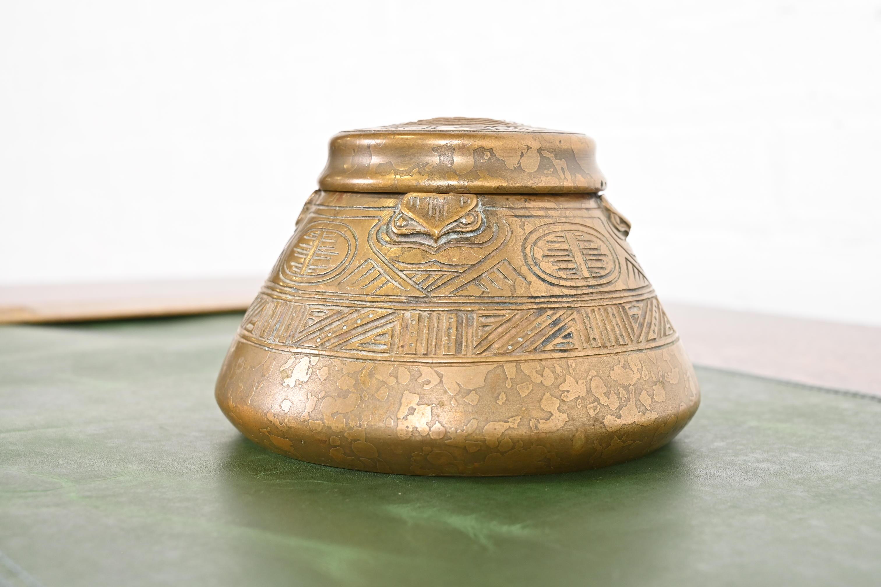 Arts and Crafts Calamaio Doré in bronzo degli Indiani d'America di Tiffany Studios New York in vendita