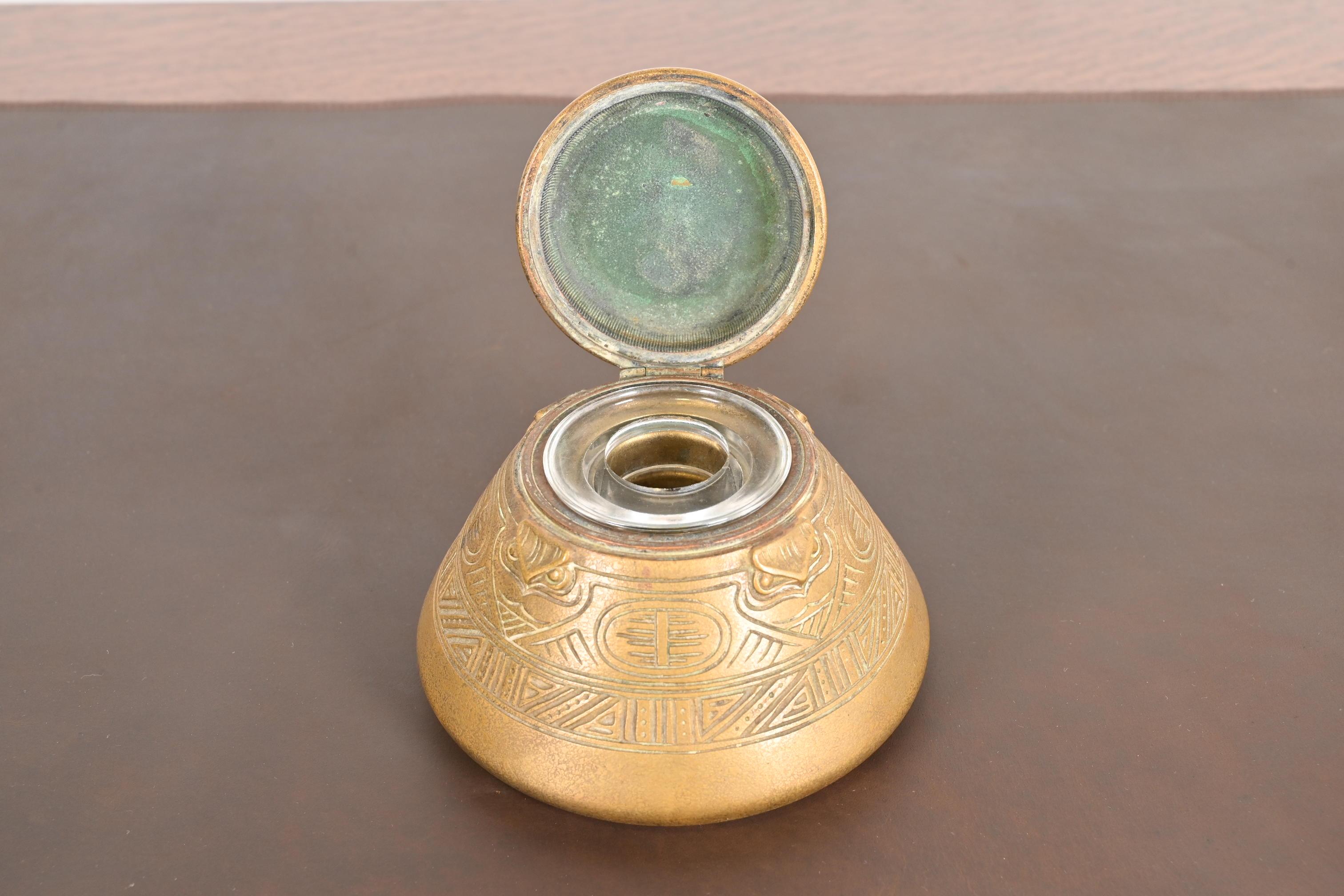 Tiffany Studios New York Indianer Bronze Doré Tintenfass im Zustand „Gut“ im Angebot in South Bend, IN