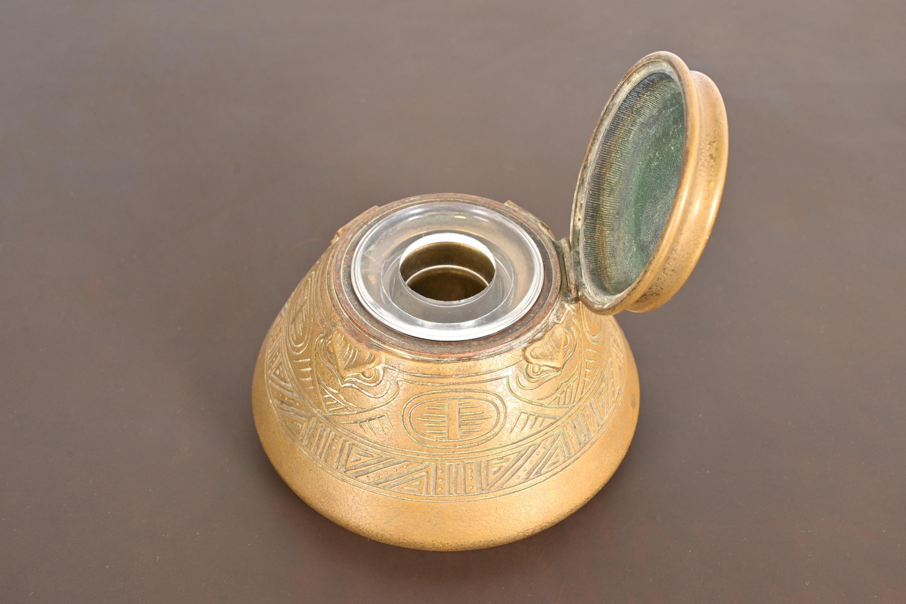 Tiffany Studios New York Indianer Bronze Doré Tintenfass (20. Jahrhundert) im Angebot