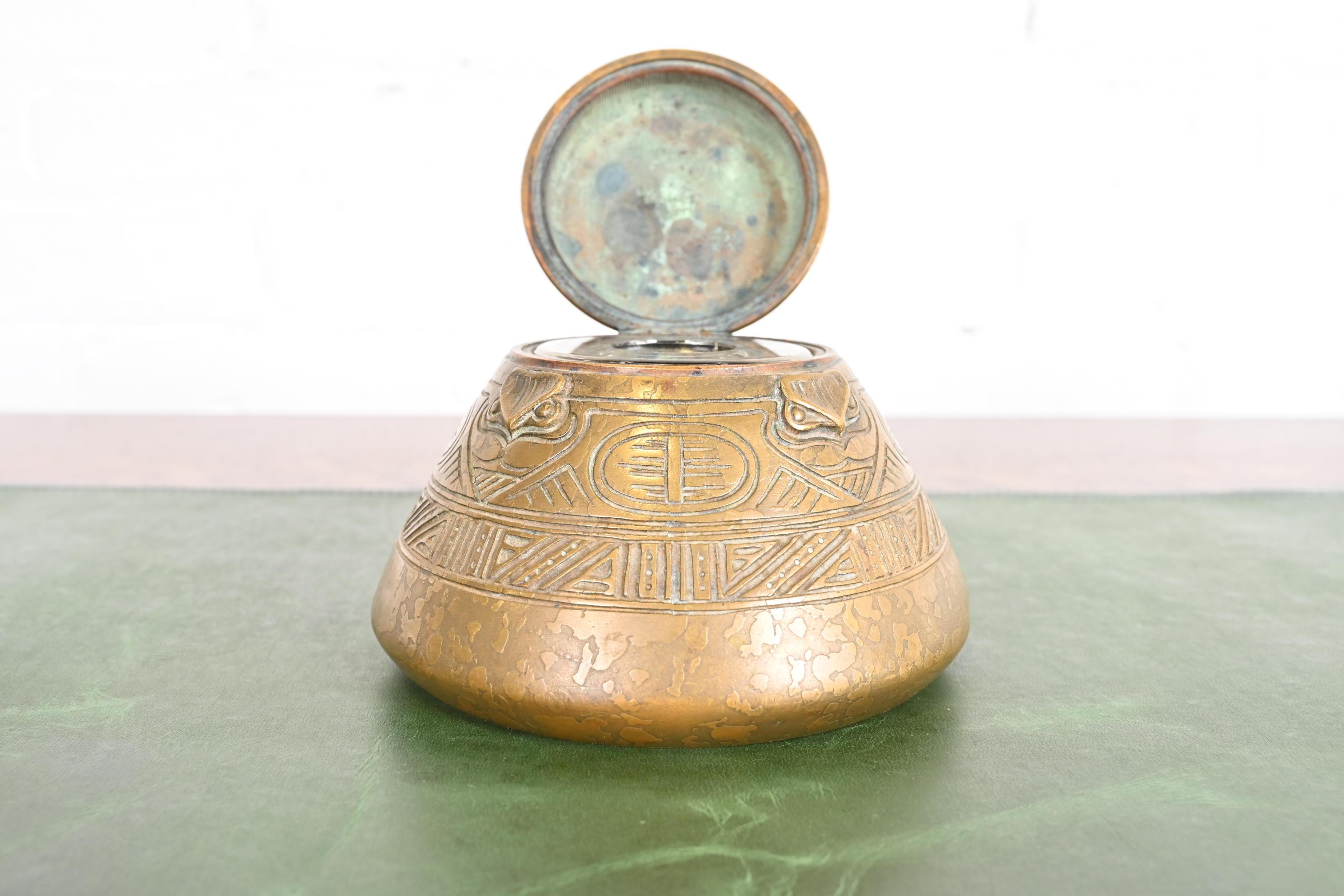 XX secolo Calamaio Doré in bronzo degli Indiani d'America di Tiffany Studios New York in vendita