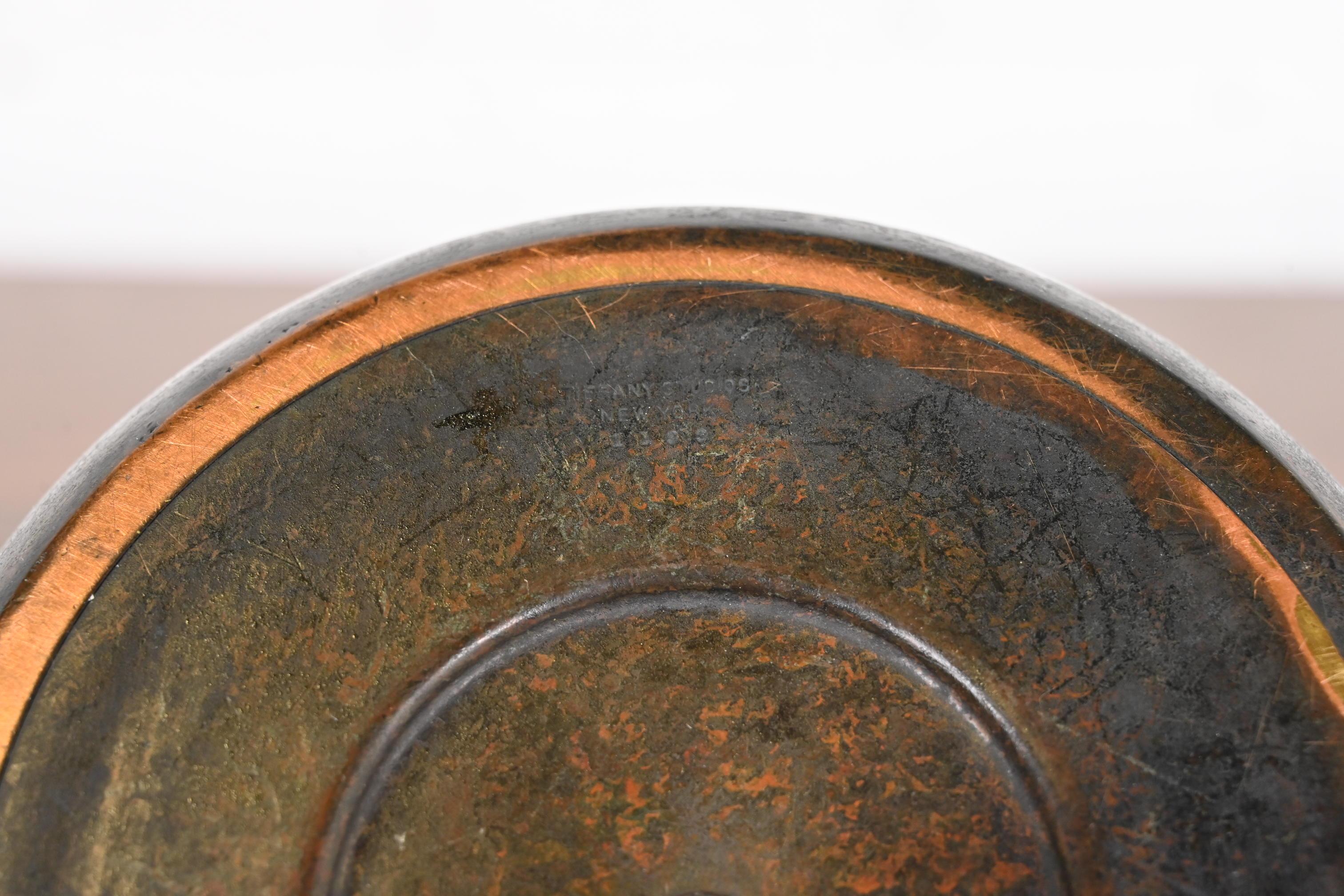 Tintero de bronce patinado indio americano de los Estudios Tiffany de Nueva York en venta 3