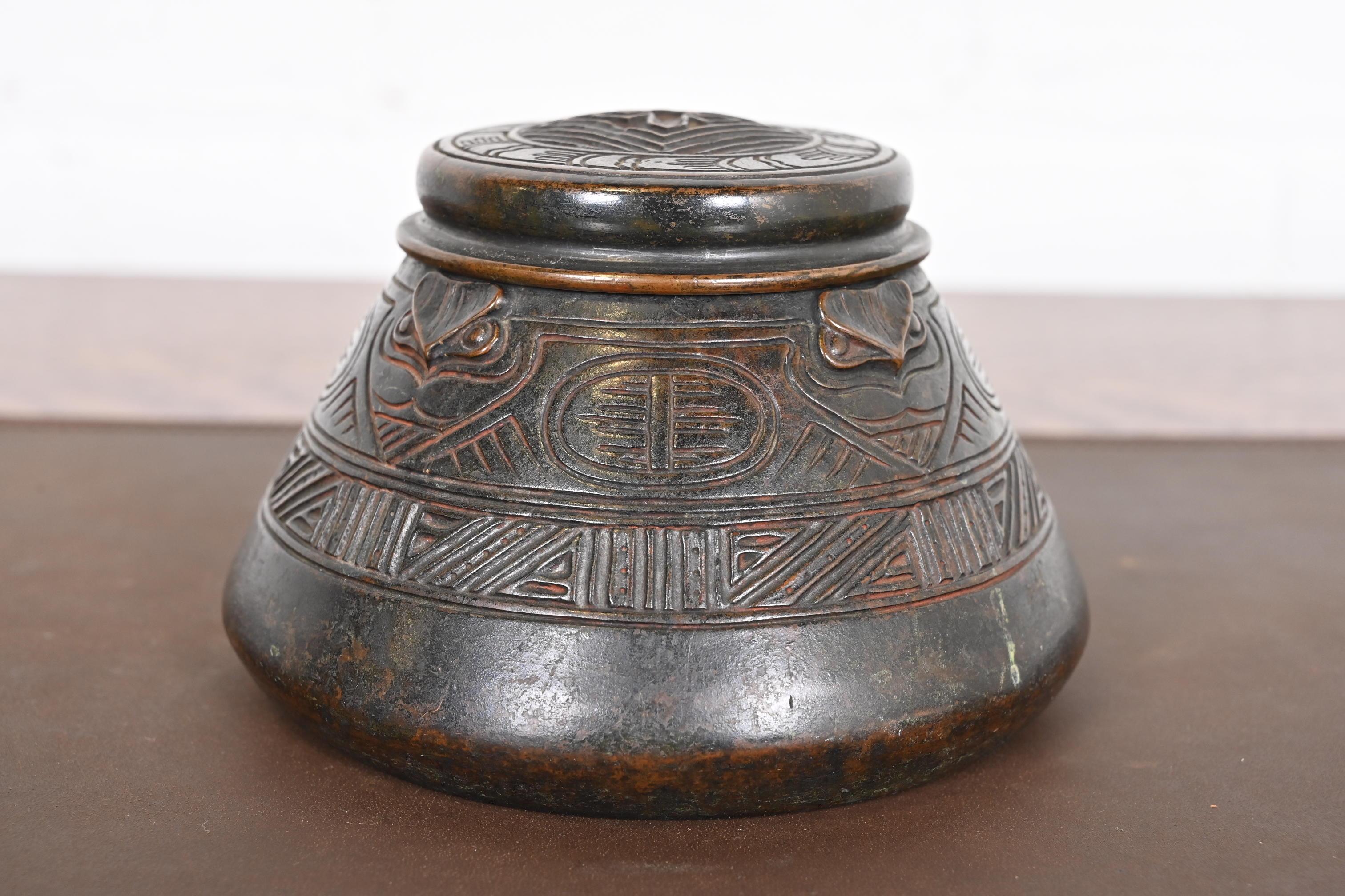 Tintero de bronce patinado indio americano de los Estudios Tiffany de Nueva York Artes y manualidades en venta