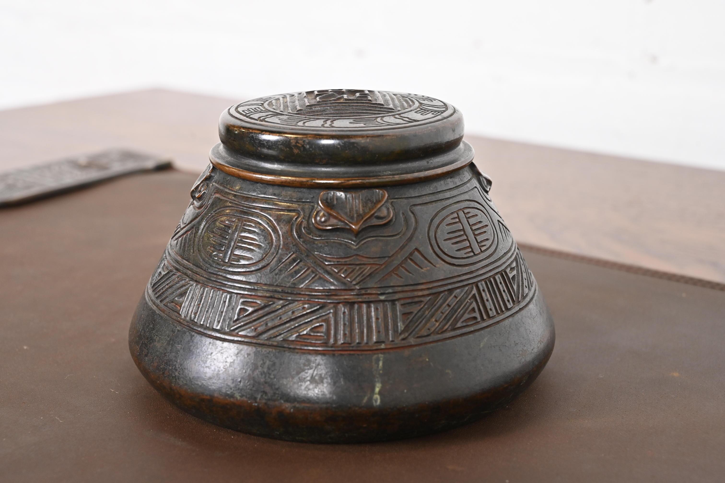 Tintero de bronce patinado indio americano de los Estudios Tiffany de Nueva York Estadounidense en venta