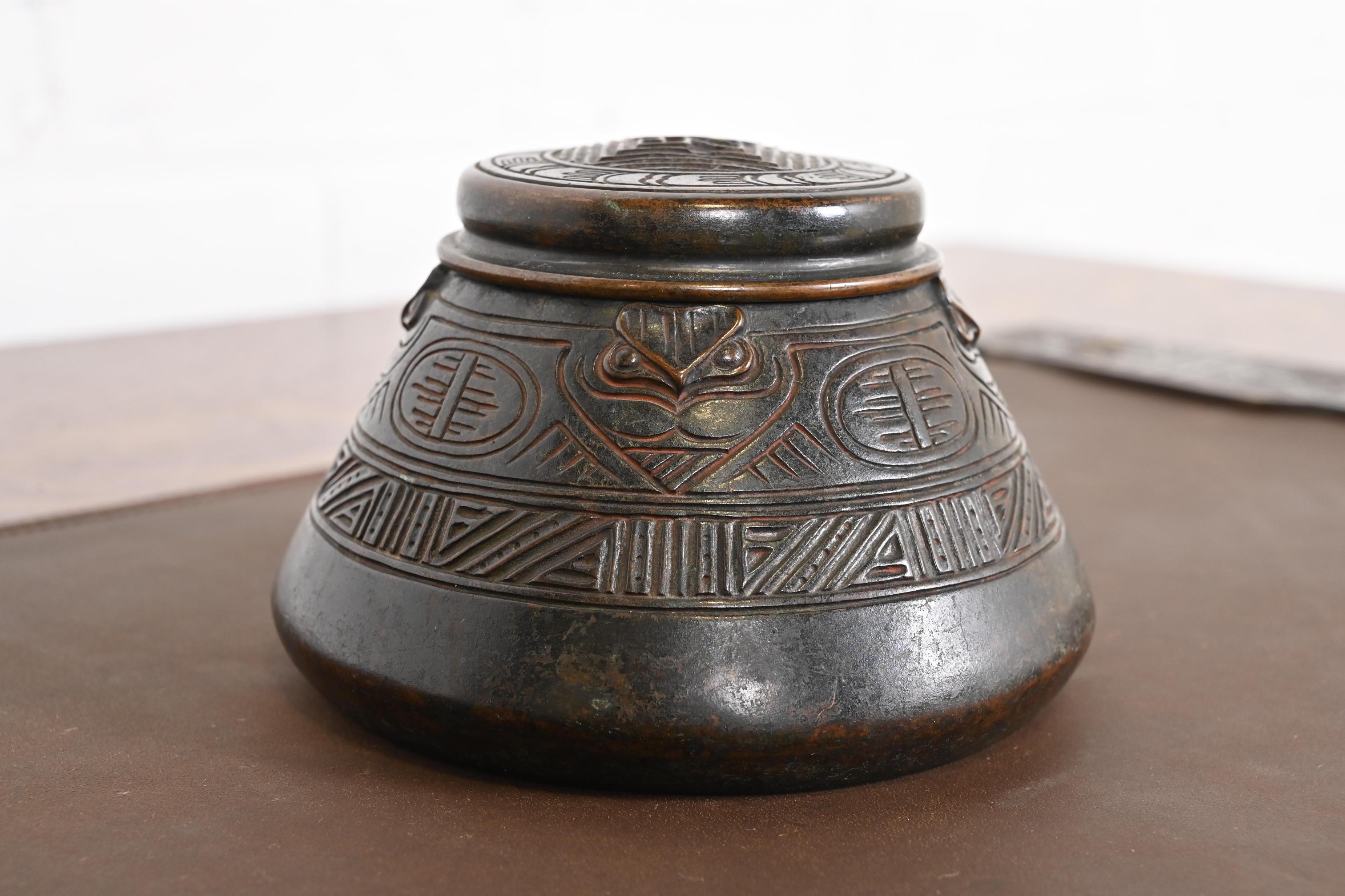 Tintero de bronce patinado indio americano de los Estudios Tiffany de Nueva York en Bueno estado para la venta en South Bend, IN