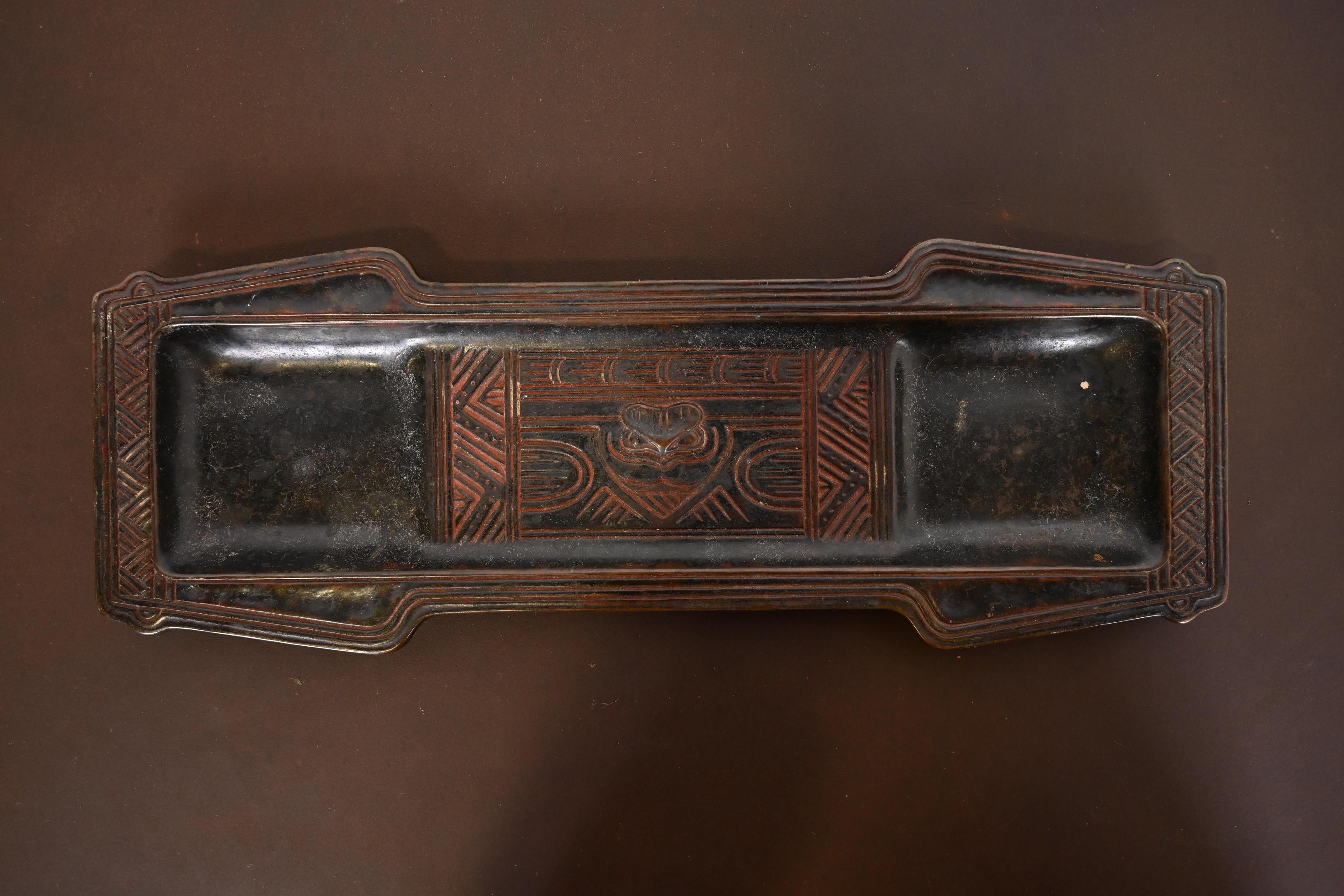 Ein wunderschönes Tablett aus patinierter Bronze mit dem Muster 