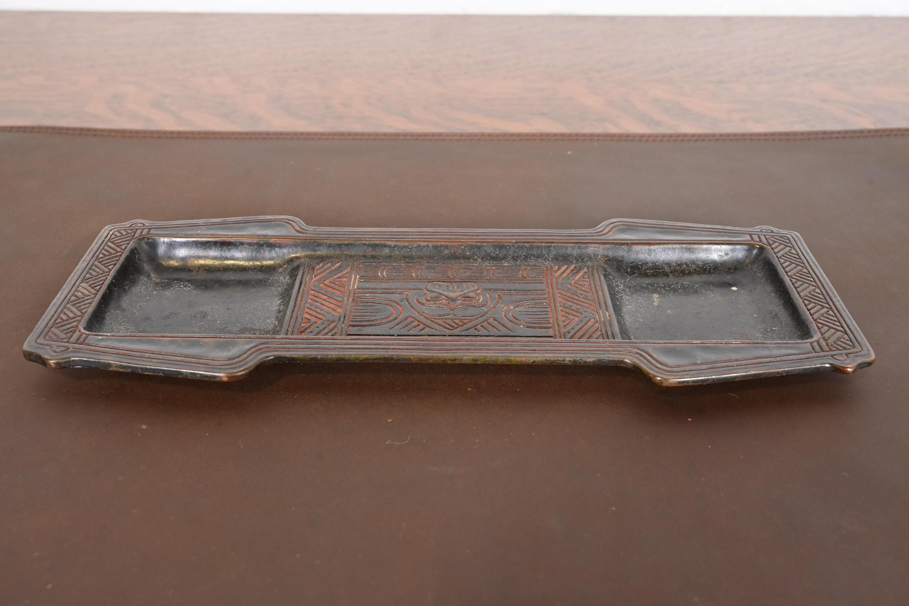 Tiffany Studios, New York, amerikanisches, indisches, patiniertes Bronze- Stifttablett (Arts and Crafts) im Angebot