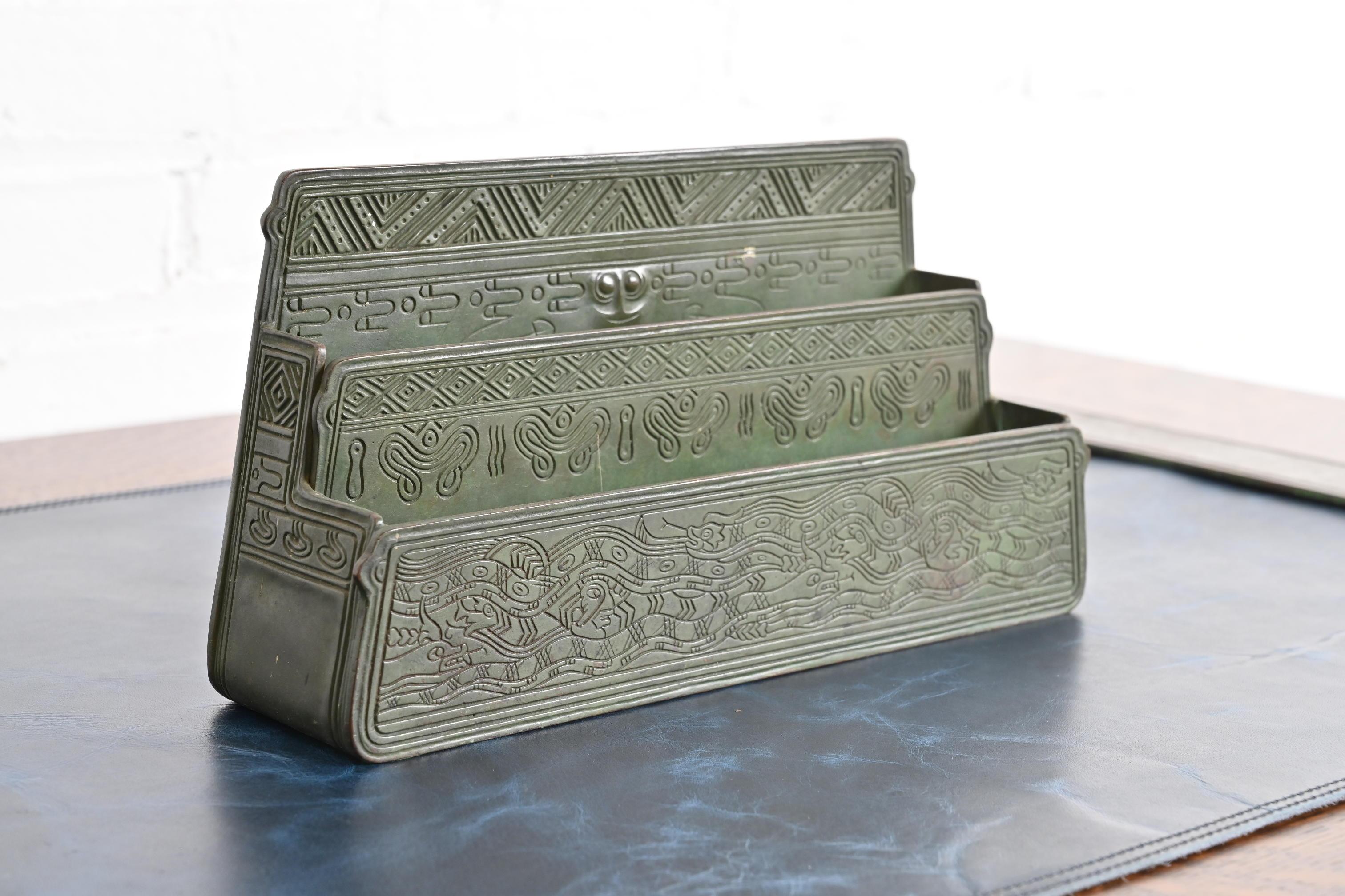 Arts and Crafts Tiffany Studios New York Modello Indiano Americano Portalettere in bronzo in vendita
