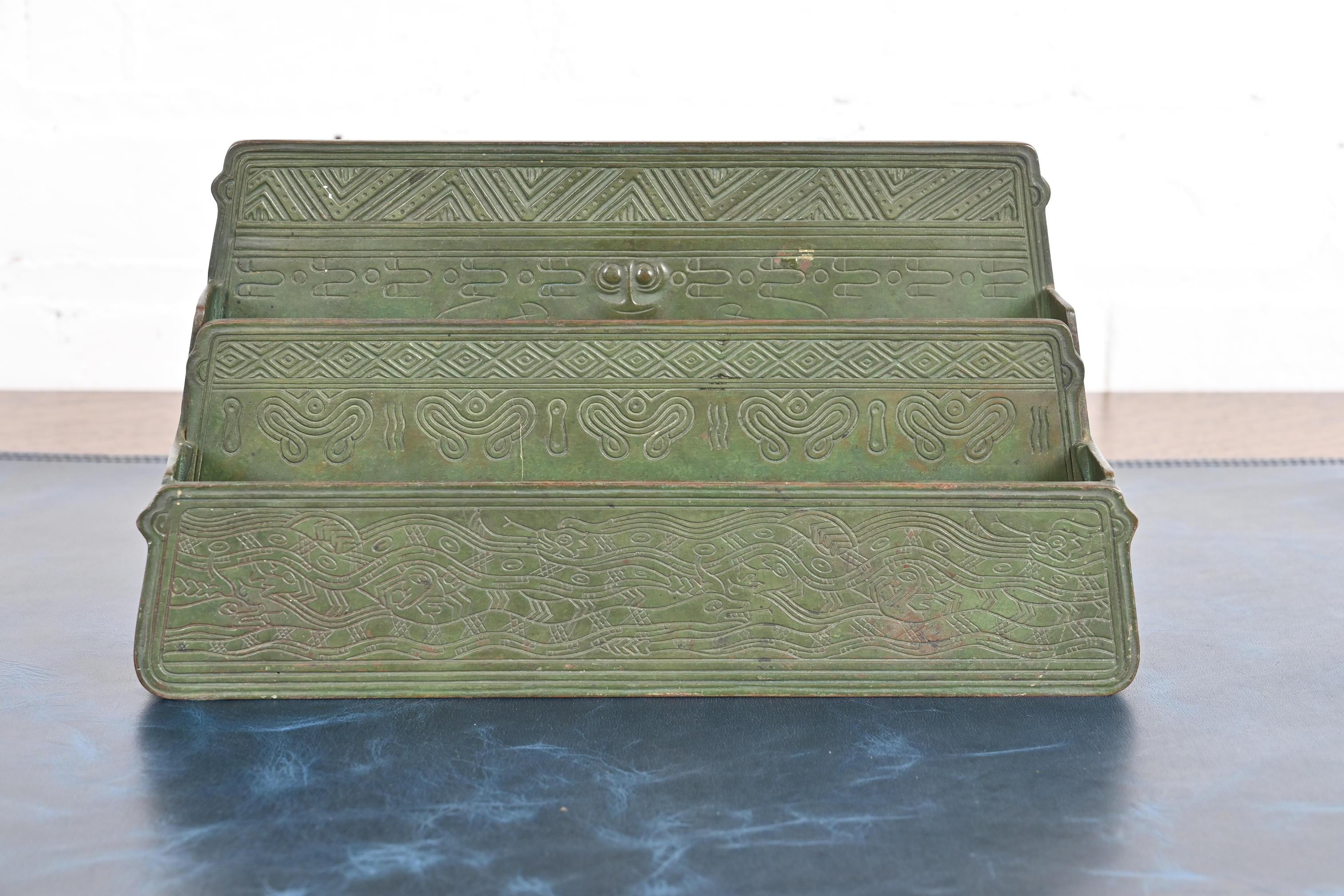 XX secolo Tiffany Studios New York Modello Indiano Americano Portalettere in bronzo in vendita