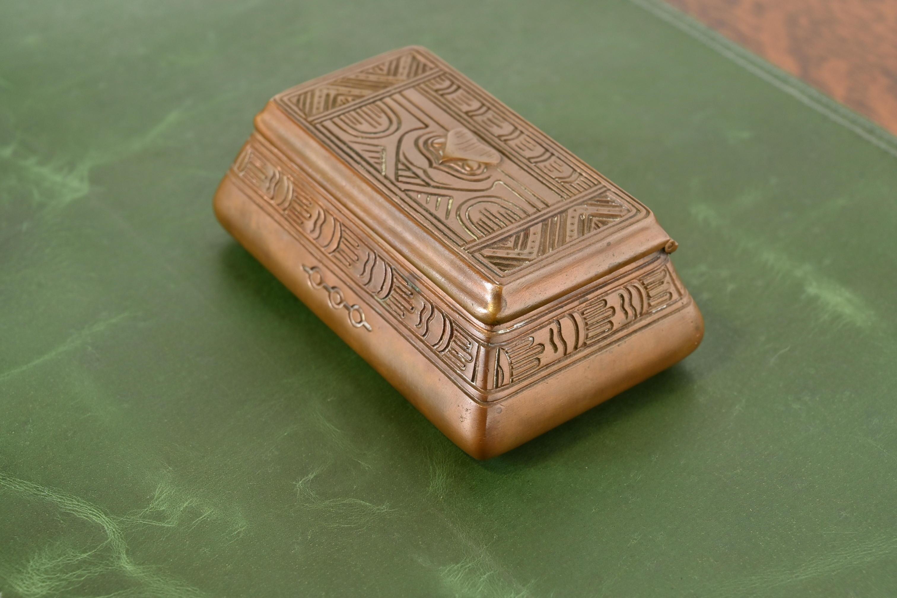 Tiffany Studios, New York, Stempelschachtel mit amerikanischem Indianermuster, Bronze (Arts and Crafts) im Angebot