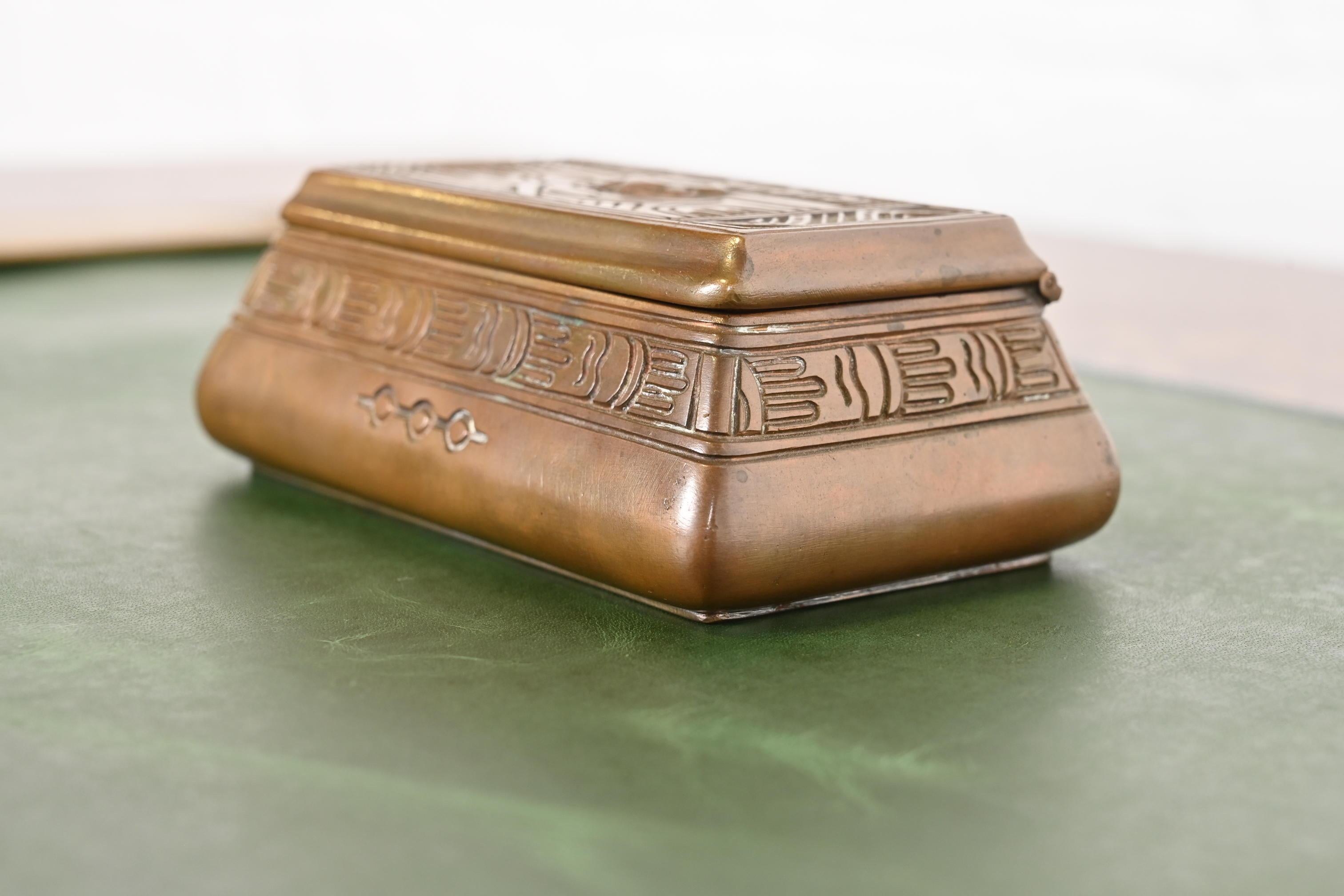 Tiffany Studios, New York, Stempelschachtel mit amerikanischem Indianermuster, Bronze im Zustand „Gut“ im Angebot in South Bend, IN