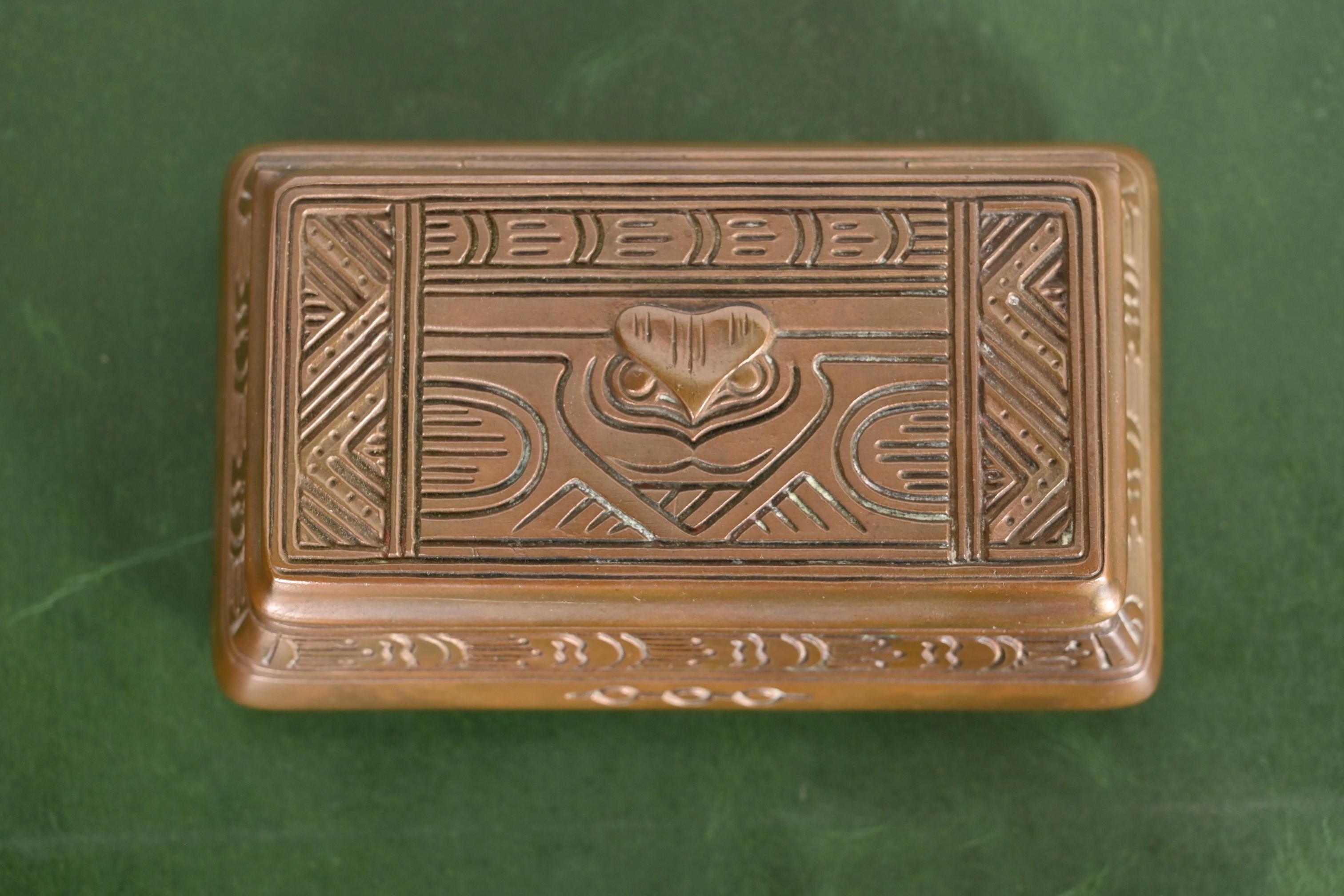 Tiffany Studios, New York, Stempelschachtel mit amerikanischem Indianermuster, Bronze (20. Jahrhundert) im Angebot