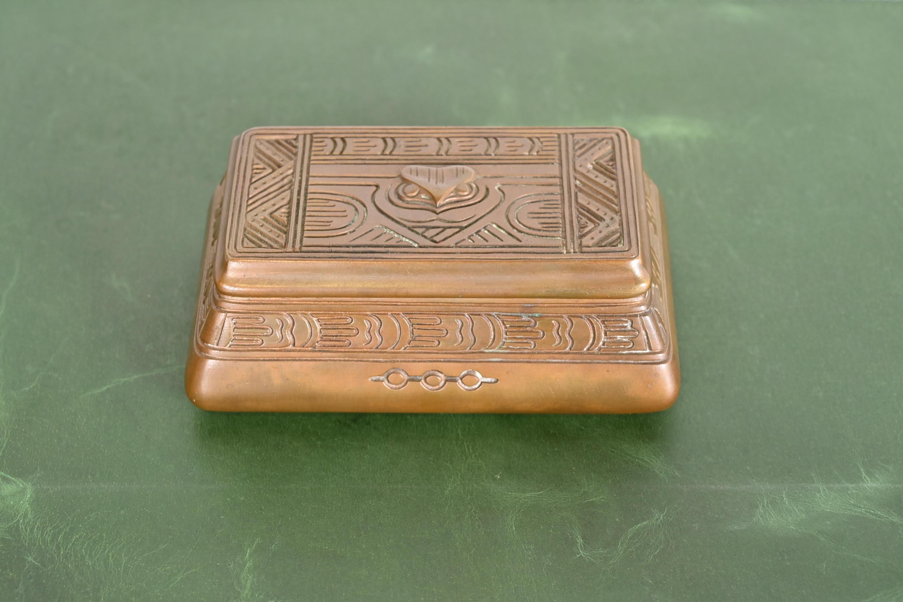 Tiffany Studios, New York, Stempelschachtel mit amerikanischem Indianermuster, Bronze im Angebot 1