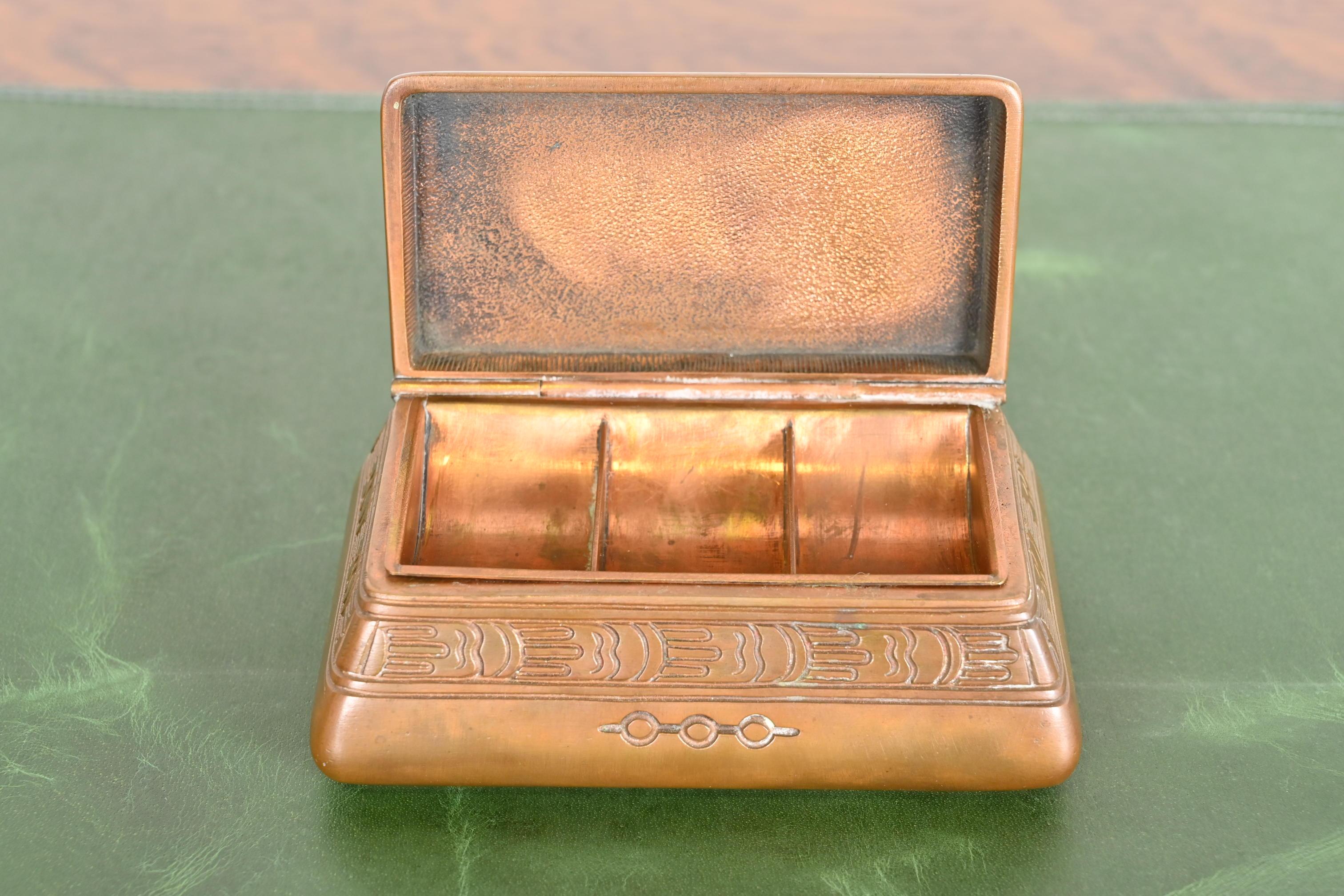 Tiffany Studios, New York, Stempelschachtel mit amerikanischem Indianermuster, Bronze im Angebot 2