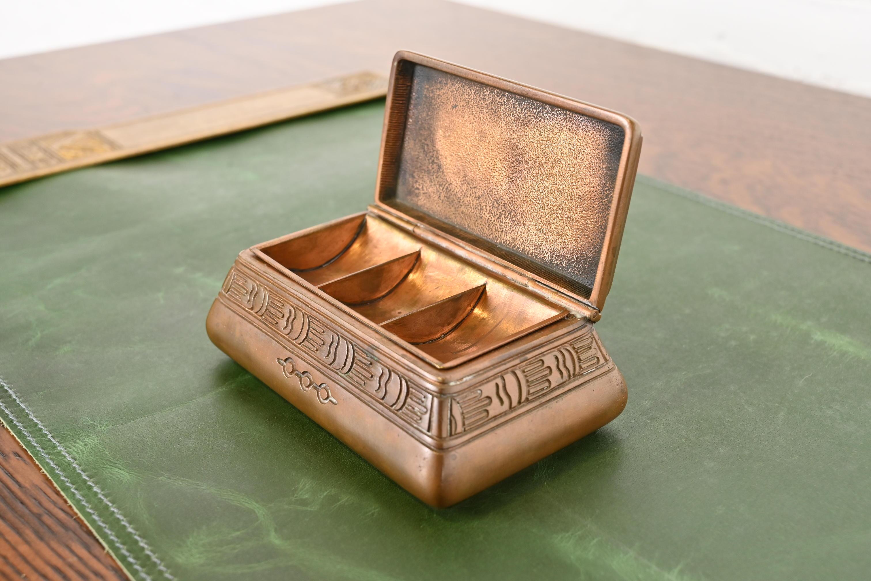 Tiffany Studios, New York, Stempelschachtel mit amerikanischem Indianermuster, Bronze im Angebot 3