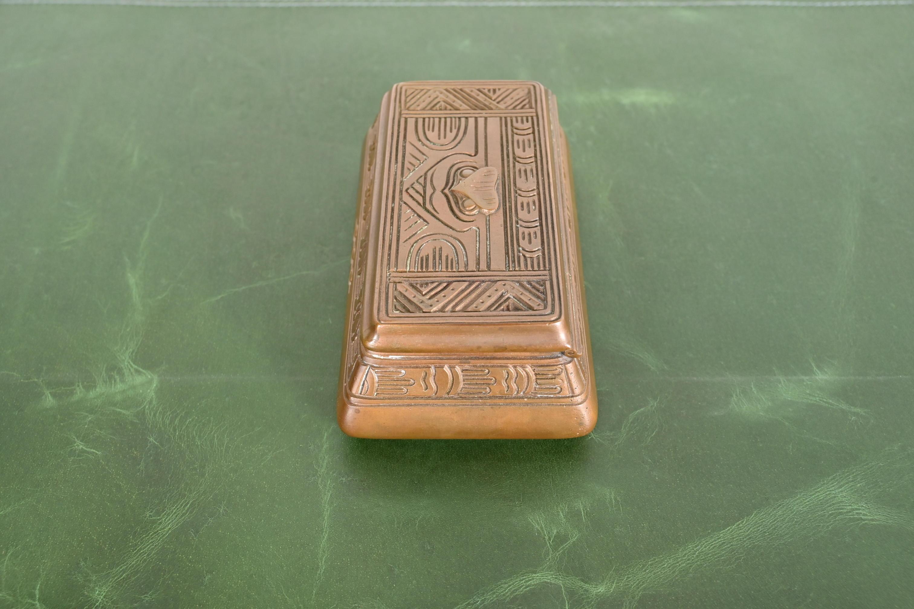 Tiffany Studios, New York, Stempelschachtel mit amerikanischem Indianermuster, Bronze im Angebot 4