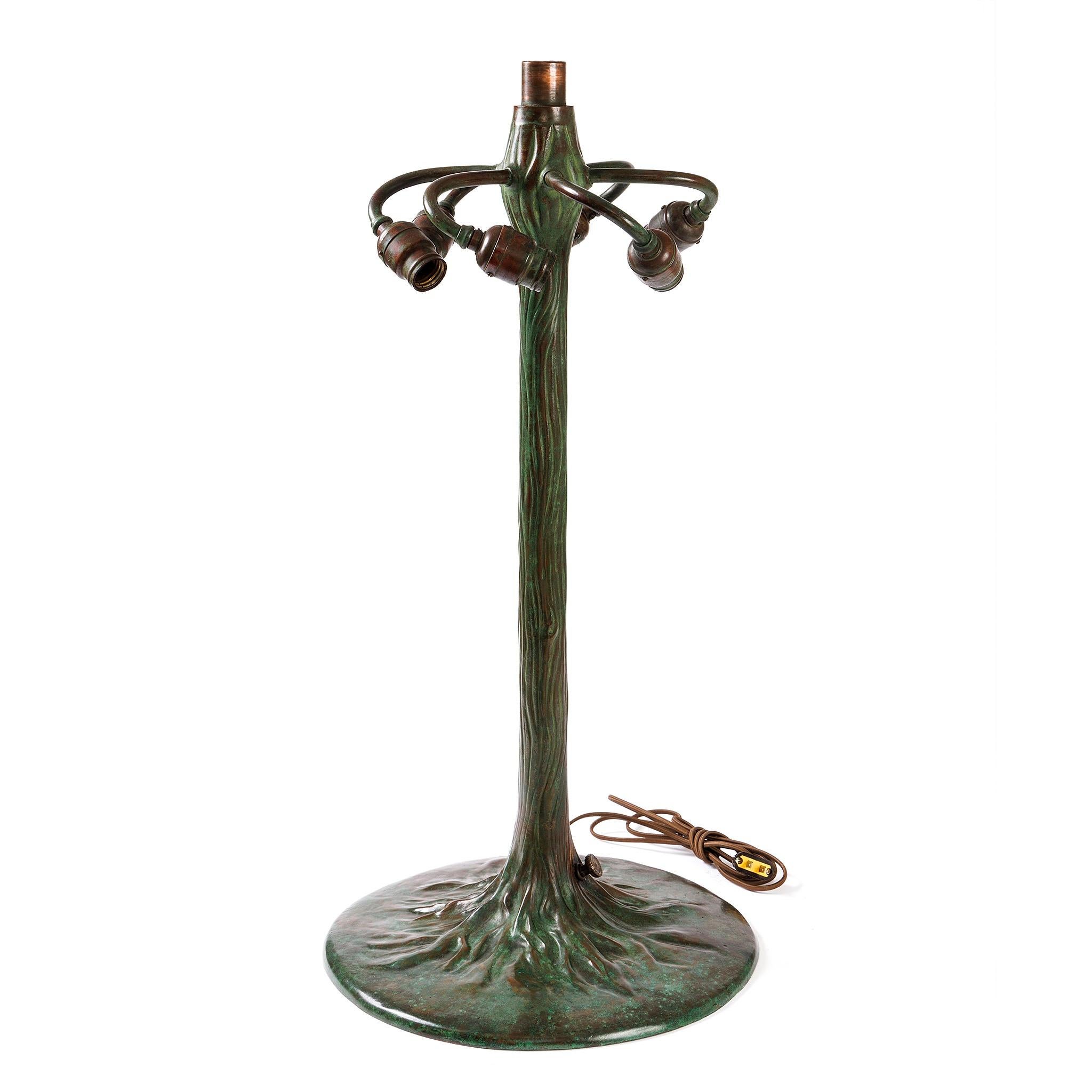 Tiffany Studios New York „ Apple Blossom“ Tischlampe (Bronze) im Angebot