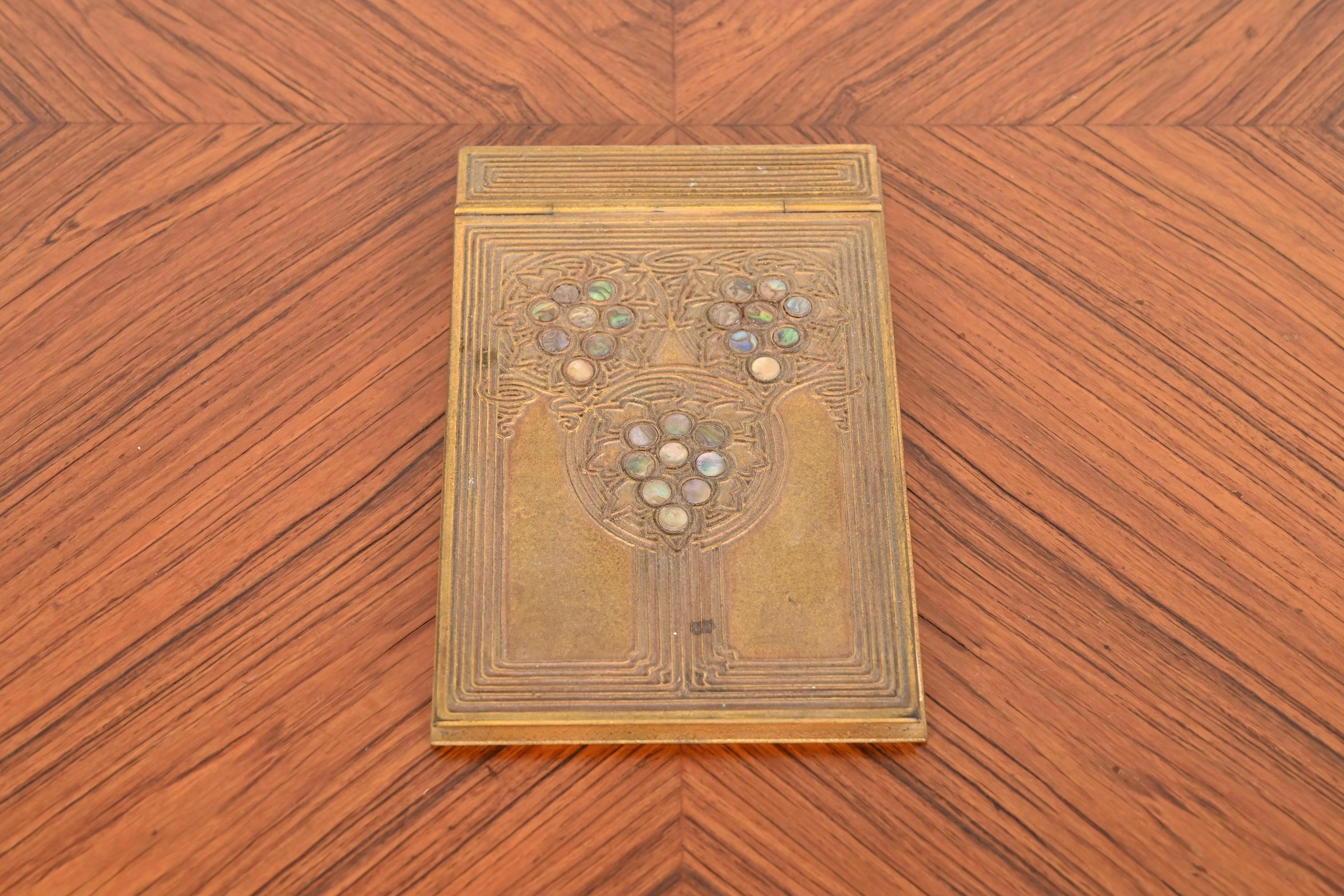 A gorgeous Art Deco period bronze doré and inlaid abalone notepad holder

By Tiffany Studios

New York, USA, early 20th century

Measures: 4.75