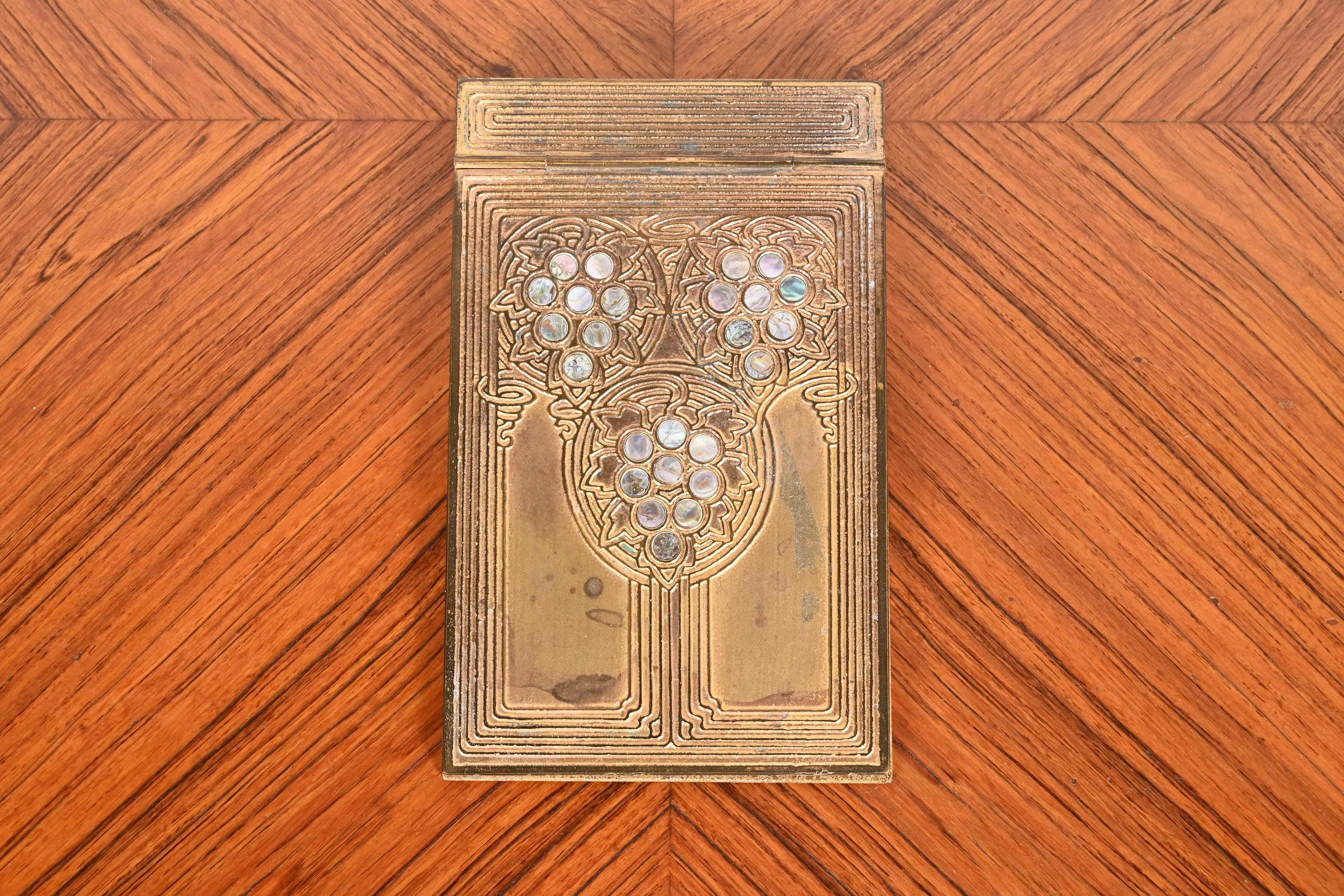 A gorgeous Art Deco period bronze doré and inlaid abalone notepad holder

By Tiffany Studios

New York, USA, early 20th century

Measures: 4.5