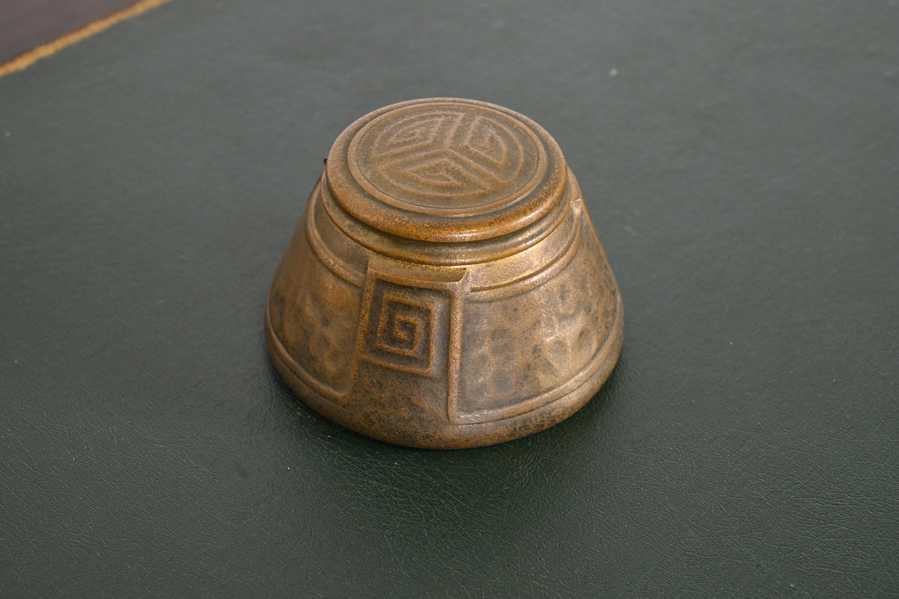 A gorgeous Art Deco bronze doré inkwell featuring a Greek key design

By Tiffany Studios

New York, USA, Early 20th Century

Measures: 5.25