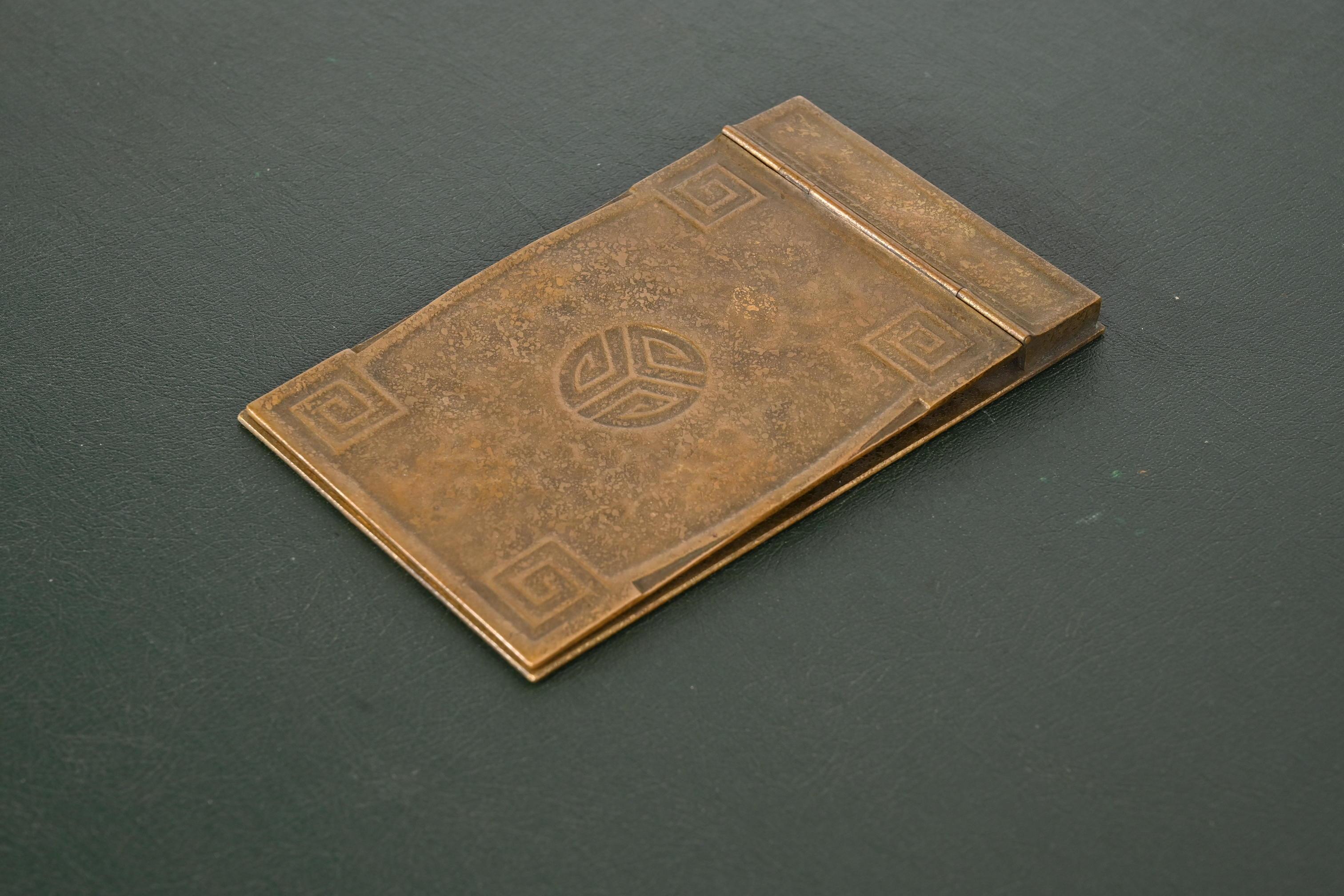 A gorgeous Art Deco bronze doré notepad holder featuring a Greek key design

By Tiffany Studios

New York, USA, Early 20th Century

Measures: 4.75