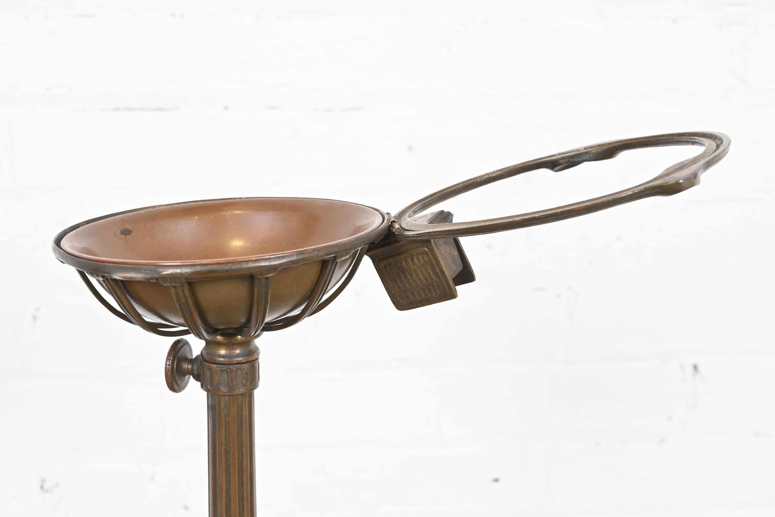 Tiffany Studios Nueva York Art Decó Bronce esculpido Cenicero de pie en venta 5
