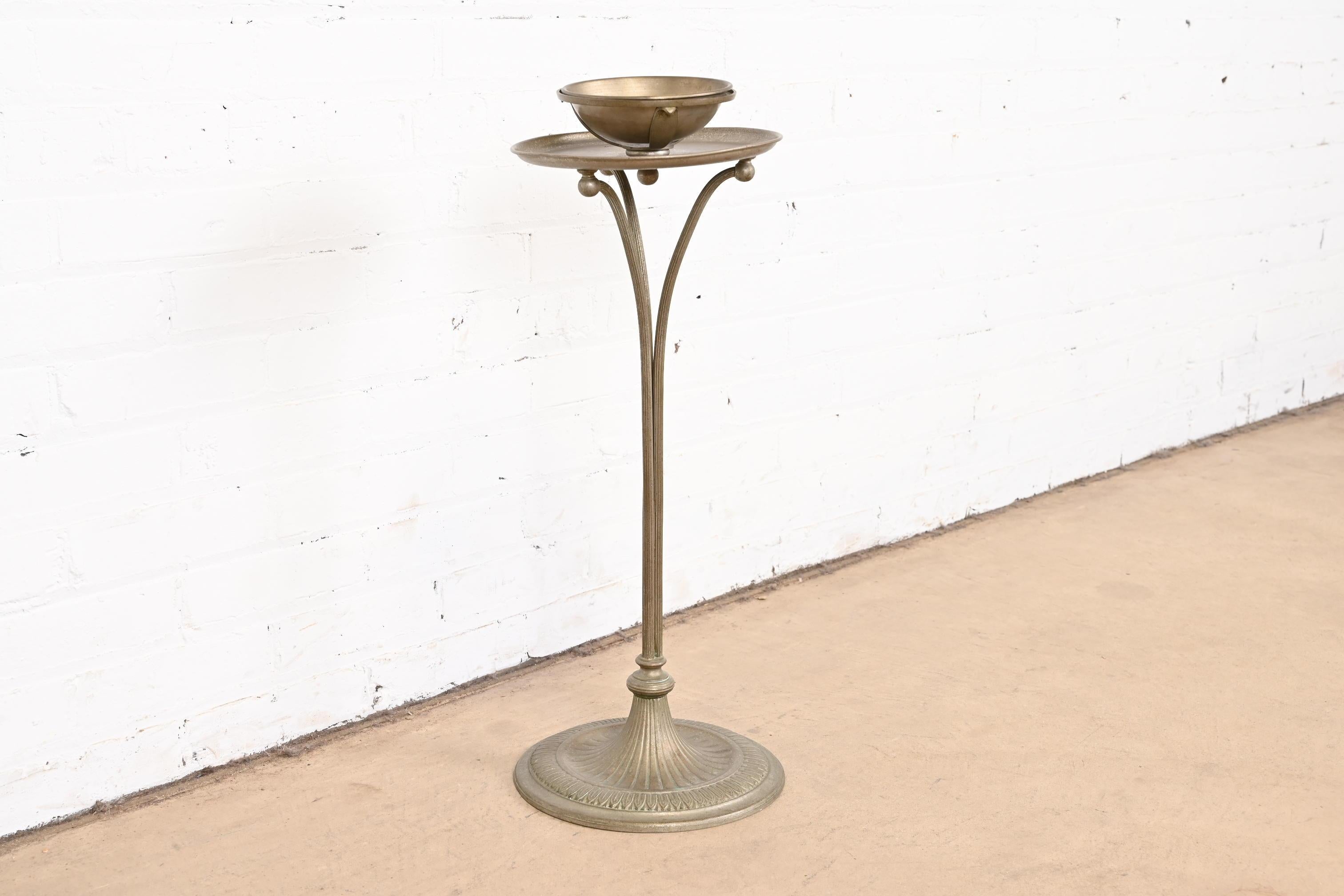 Eine prächtige Art Deco Zeit Säure geätzt Silber Boden stehend Raucher stehen Aschenbecher

Von Tiffany Studios

New York, USA, Anfang des 20. Jahrhunderts

Maße: 10 