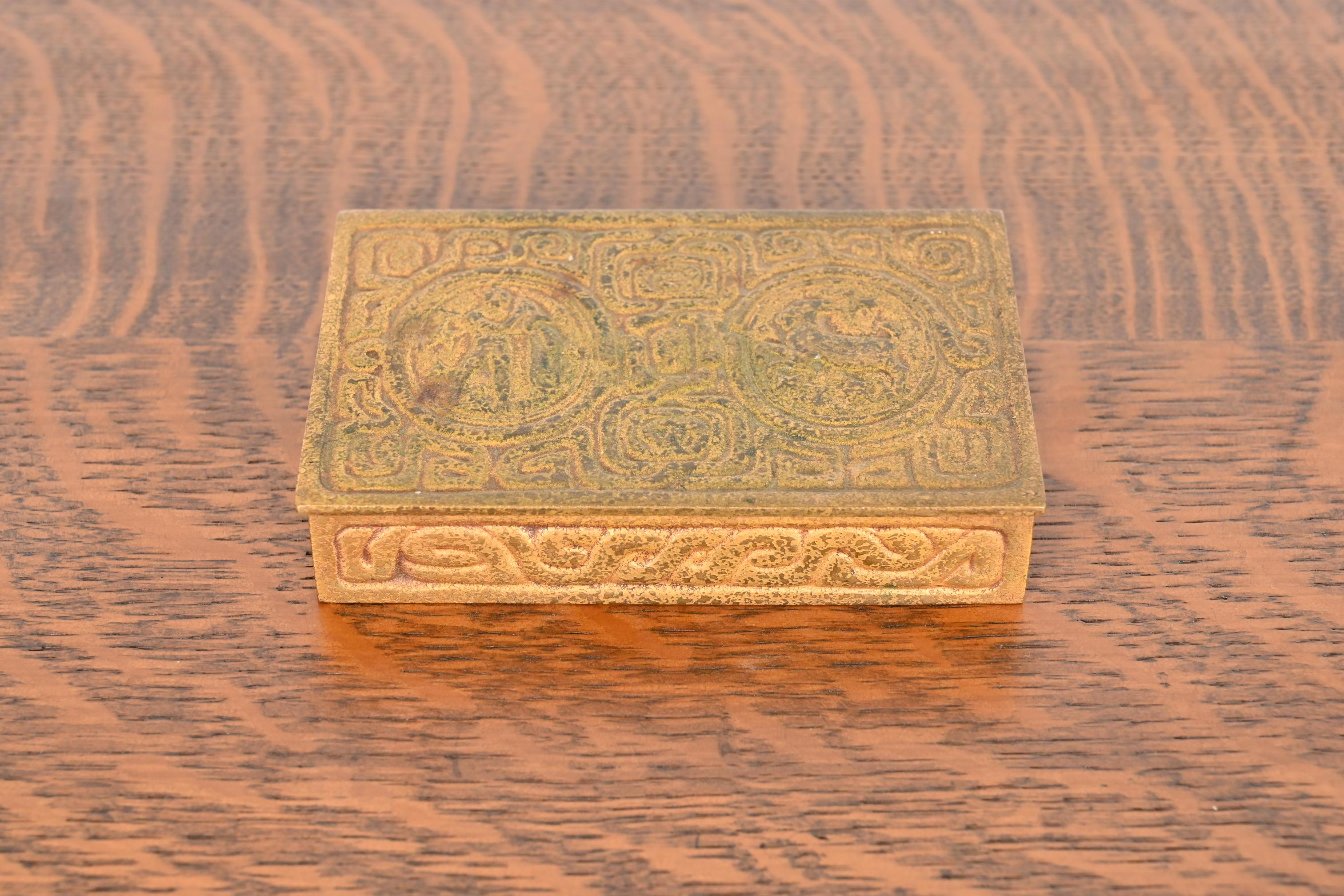 Ein wunderschönes Bronze-Doré-Schreibtischkästchen, Schmuckkästchen oder dekoratives Kästchen mit Zodiac-Motiven

Von Tiffany Studios

New York, USA, Anfang des 20. Jahrhunderts

Maße: 5,38 