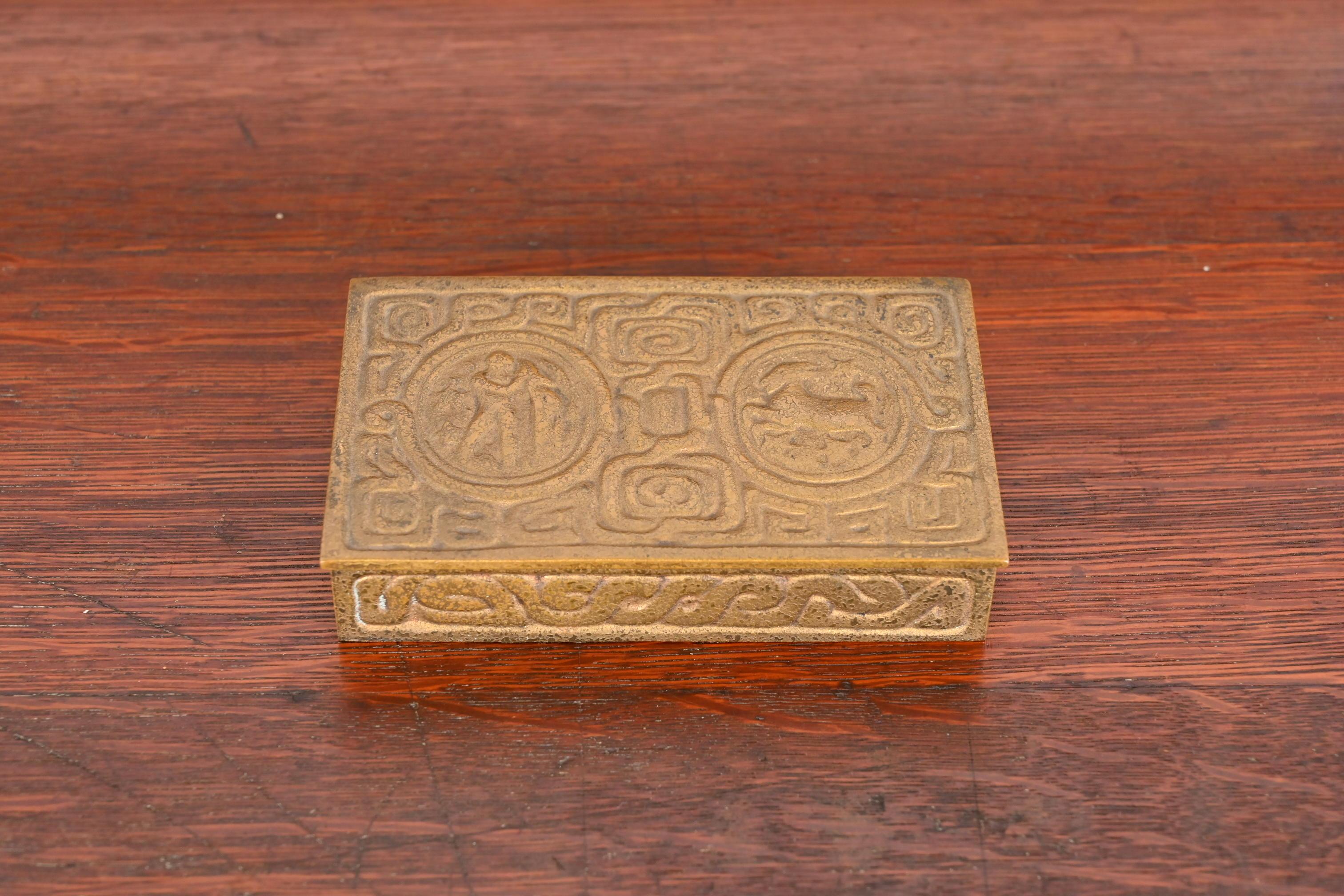 Eine wunderschöne antike vergoldete Bronze-Schreibtischbox, Schmuckschatulle oder dekorative Box mit Zodiac-Motiven

Von Tiffany Studios (signiert auf der Unterseite)

New York, USA, Anfang des 20. Jahrhunderts

Maße: 5,38 