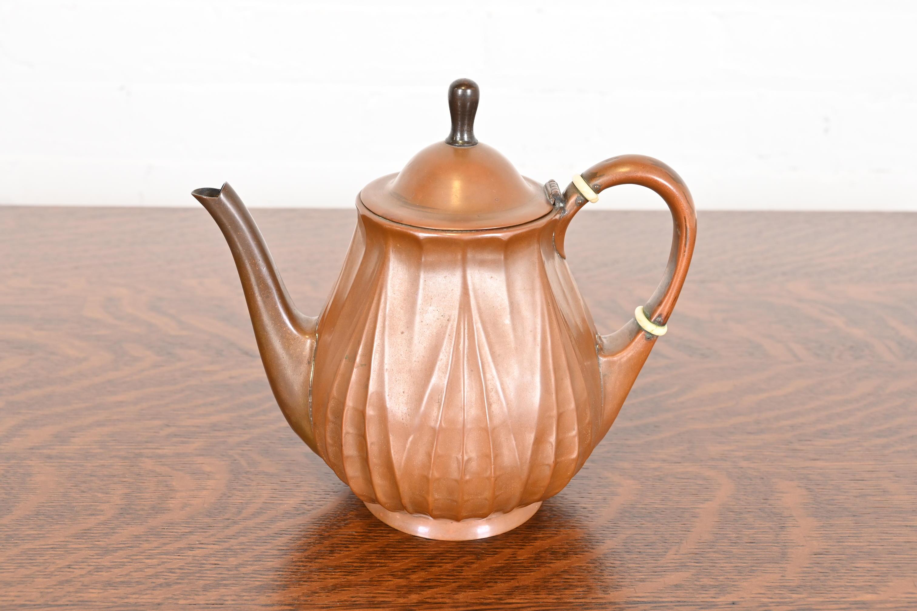 A gorgeous Arts & Crafts period copper tea kettle

By Tiffany Studios (signed to the underside)

USA, Circa 1910

Measures: 8.5
