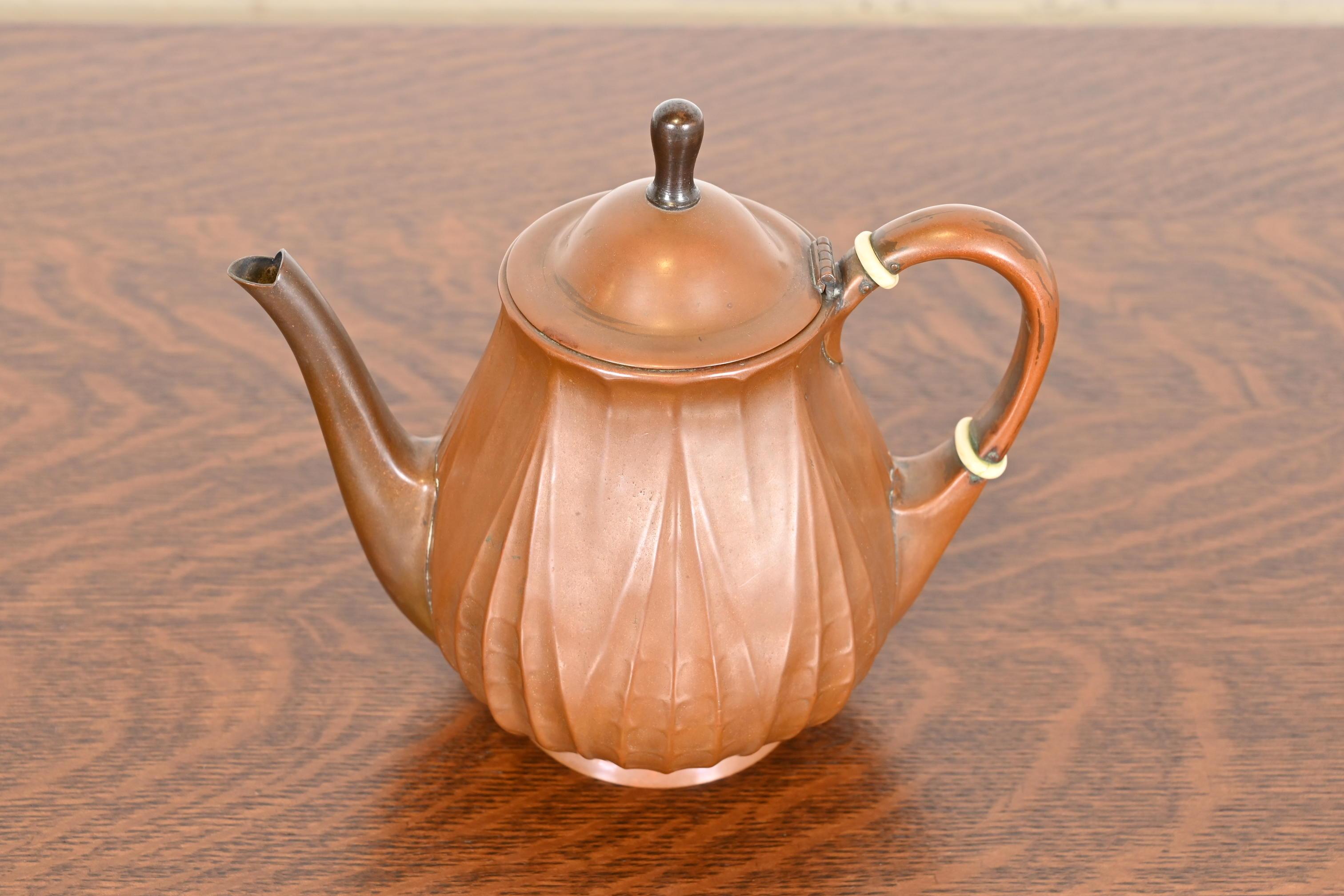 Tiffany Studios New York Arts & Crafts Copper Tea Kettle, ca. 1910 (Arts and Crafts) im Angebot