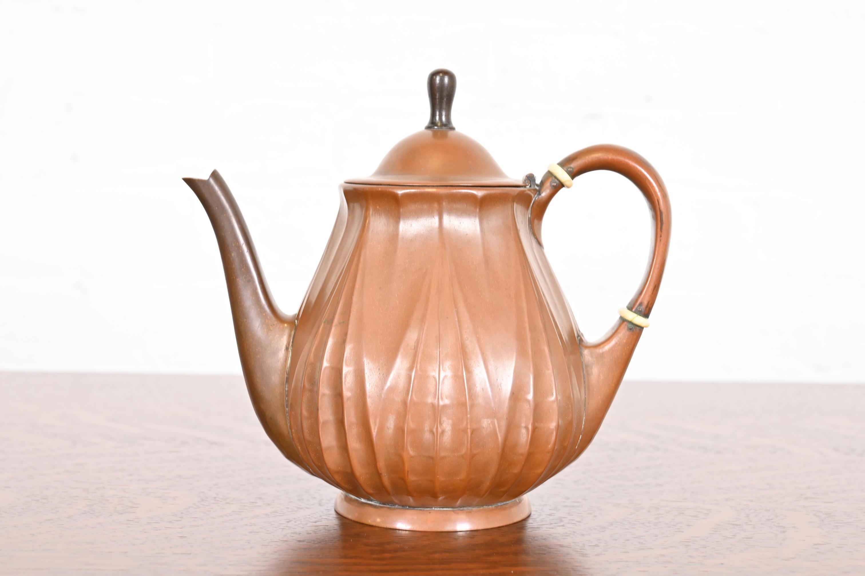 American Tiffany Studios New York Arts & Crafts Copper Tea Kettle, Circa 1910 For Sale