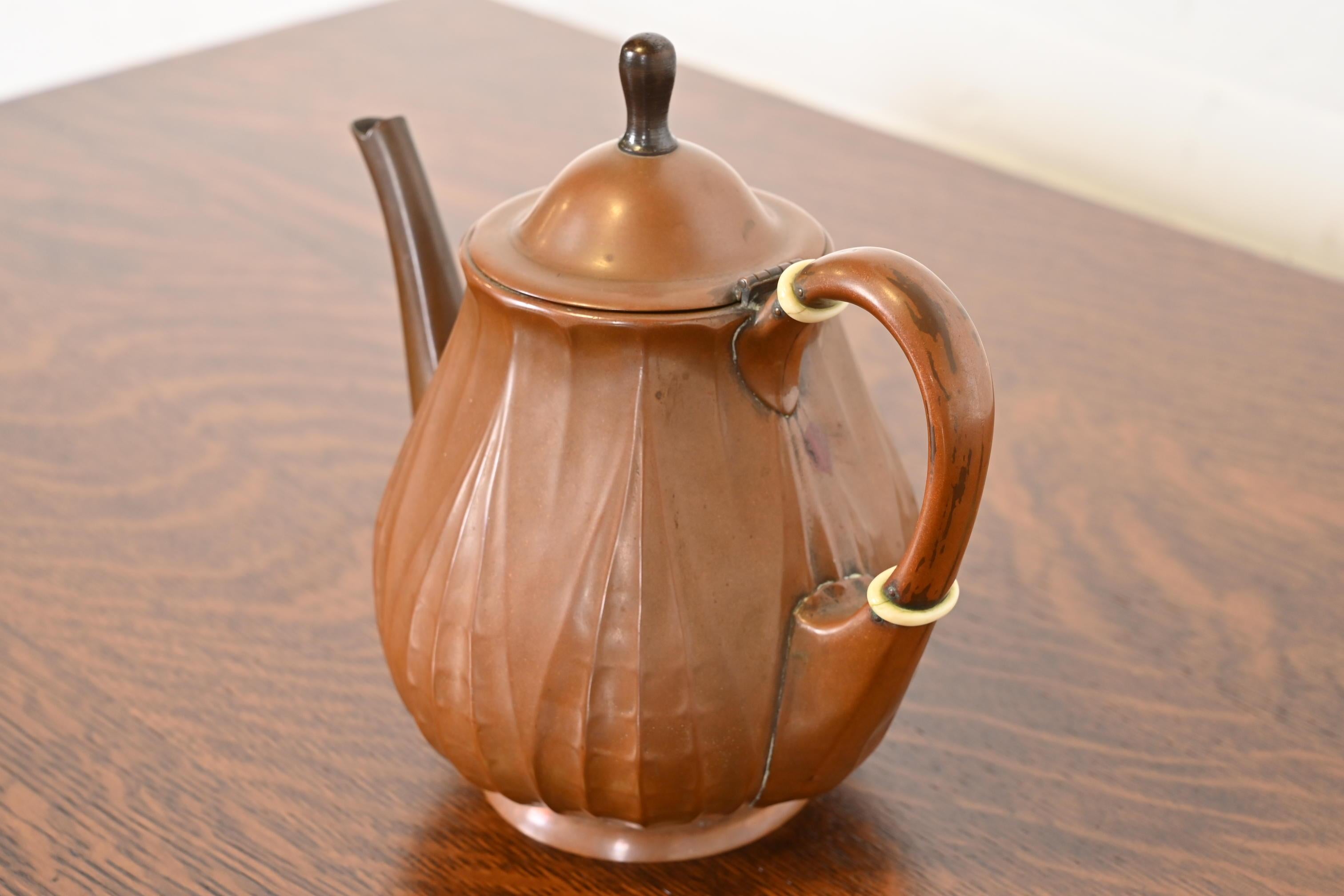 Tiffany Studios New York Arts & Crafts Copper Tea Kettle, Circa 1910 In Good Condition For Sale In South Bend, IN