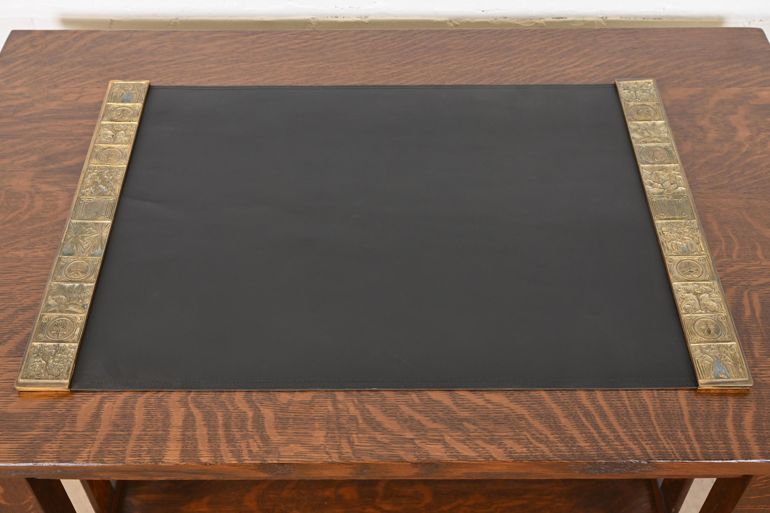 Una splendida coppia di antiche punte in bronzo dorato del periodo Arte & Crafts nel modello 