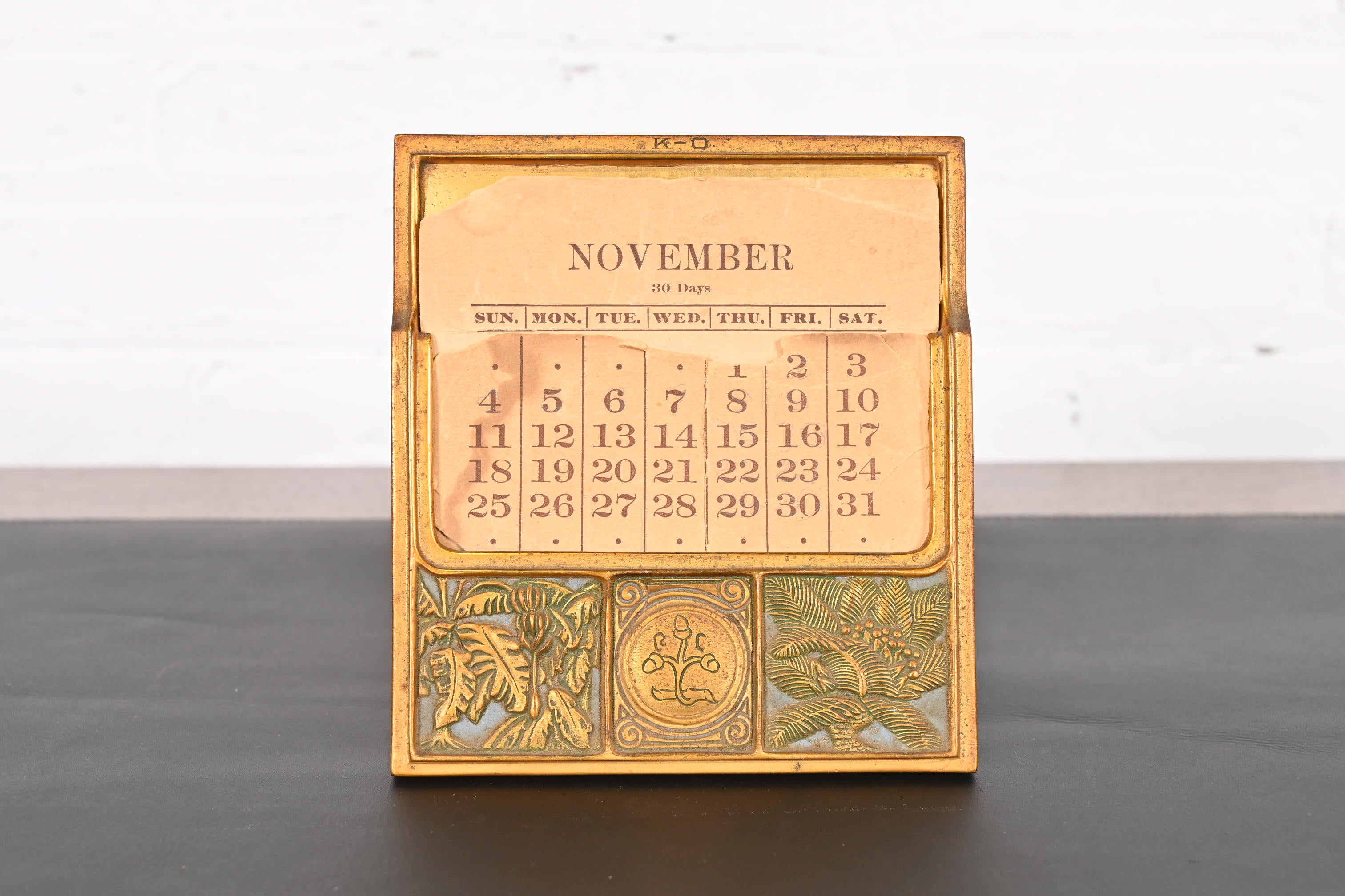 A gorgeous antique gilt bronze Arts & Crafts period desk calendar frame or picture frame in the Bookmark pattern

By Tiffany Studios (signed to the back)

New York, USA, 1918

Measures: 5.5