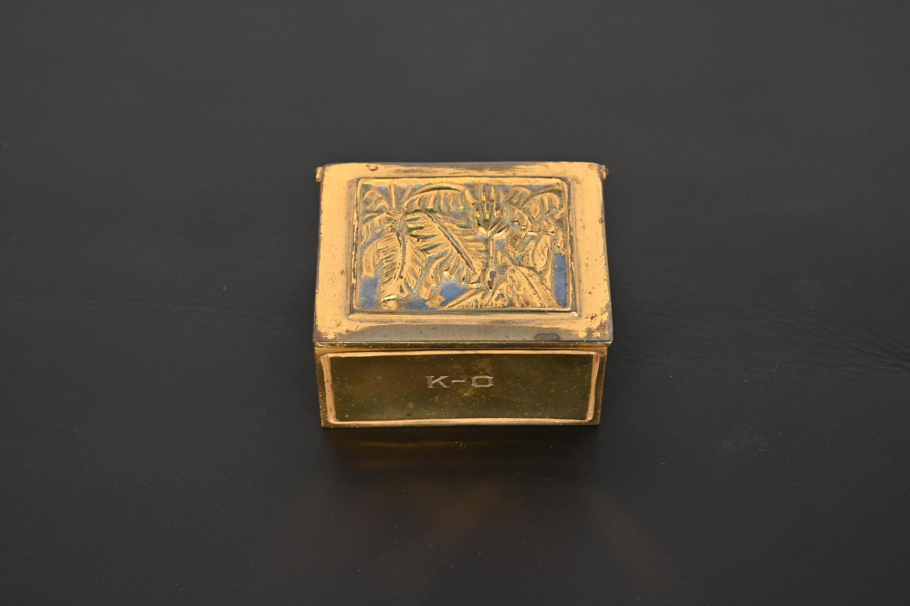 A stunning antique gilt bronze stamp box in the Bookmark design

By Tiffany Studios (signed to the underside)

New York, USA, 1918

Measures: 2.5