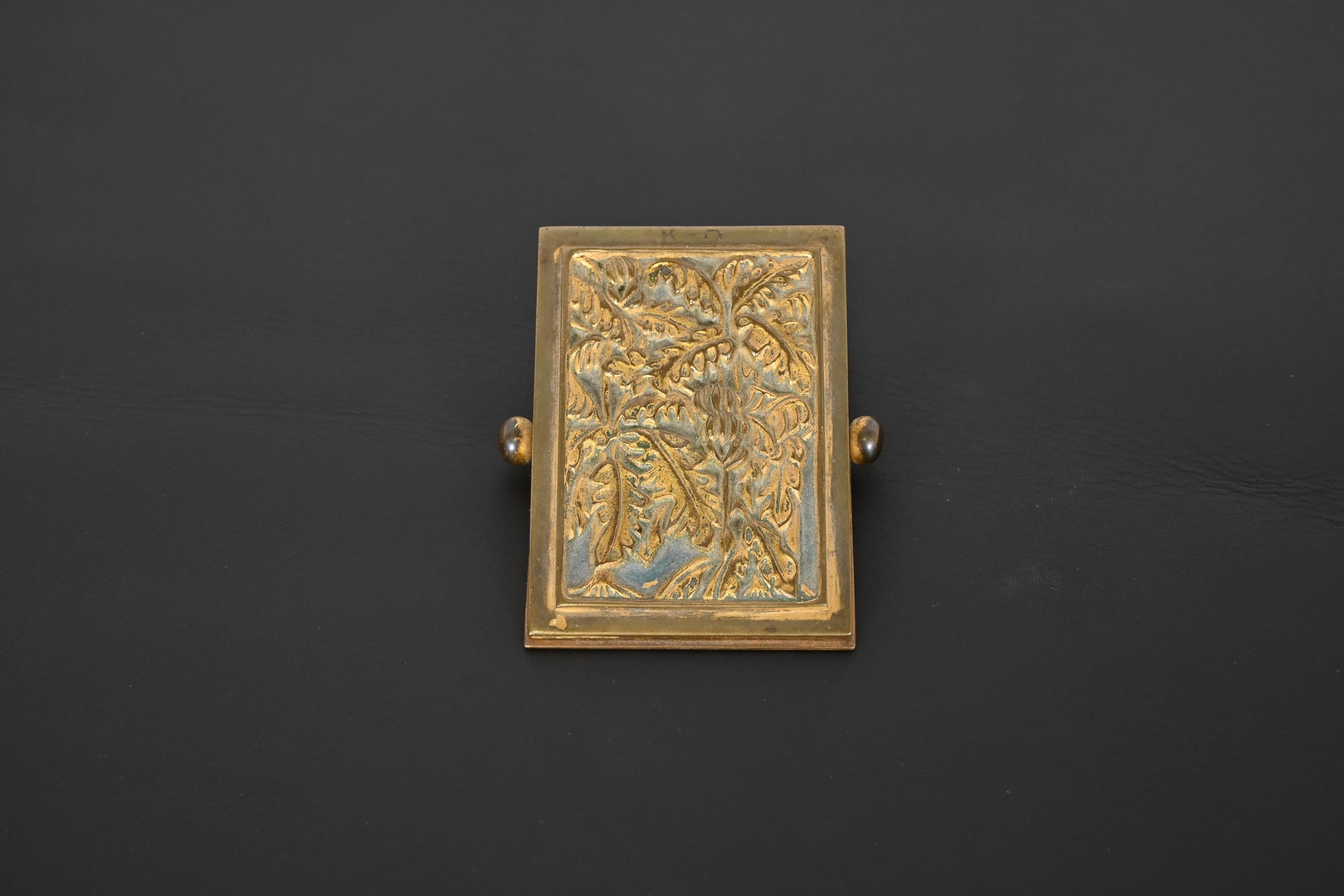 A gorgeous antique bronze paper clip in the Bookmark design

By Tiffany Studios (signed to the underside)

New York, USA, 1918

Measures: 2.75