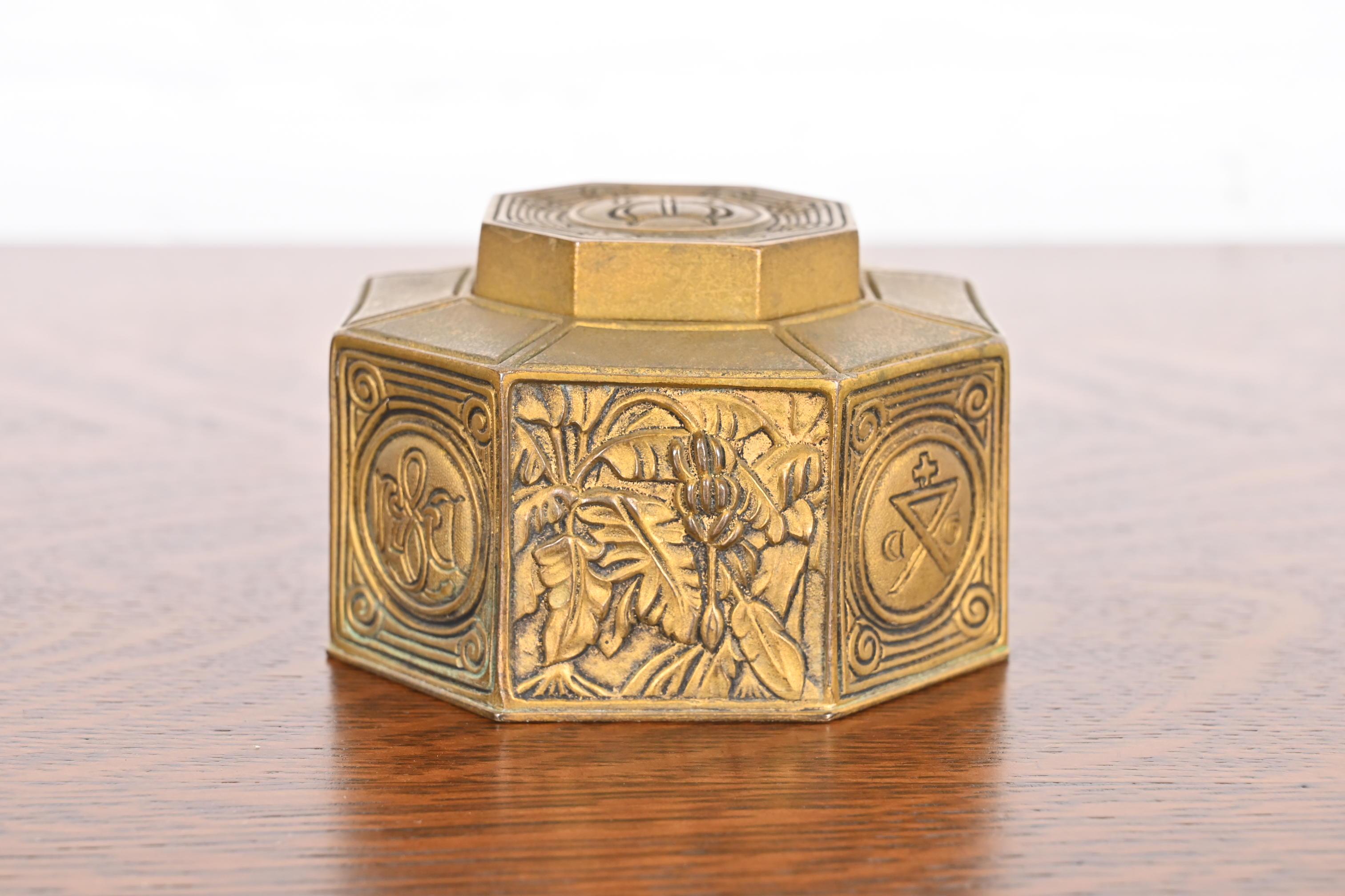 Tiffany Studios New York Lesezeichen Muster Bronze Doré Tintenfass (Arts and Crafts) im Angebot