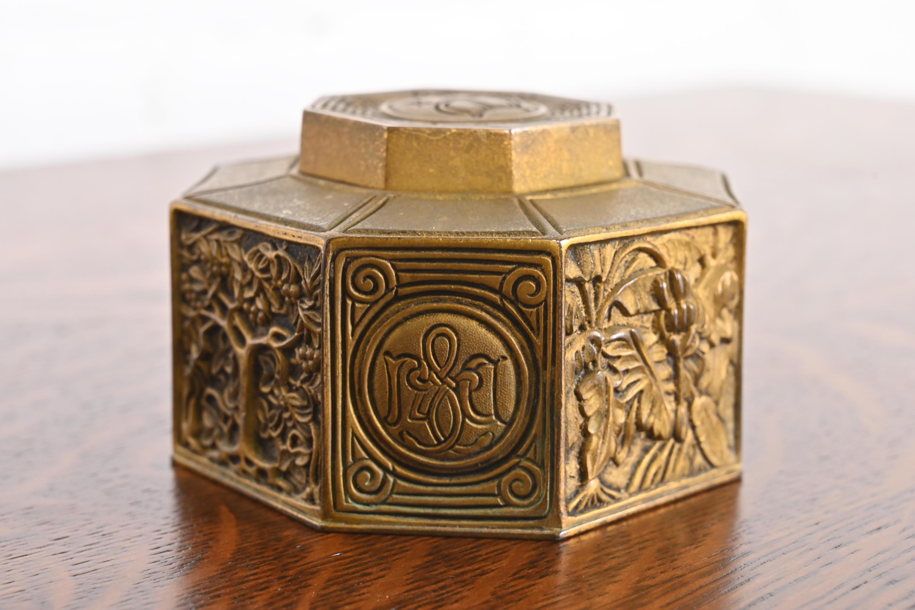 Bronze Encrier Doré en bronze à motif de signet Tiffany Studios New York en vente