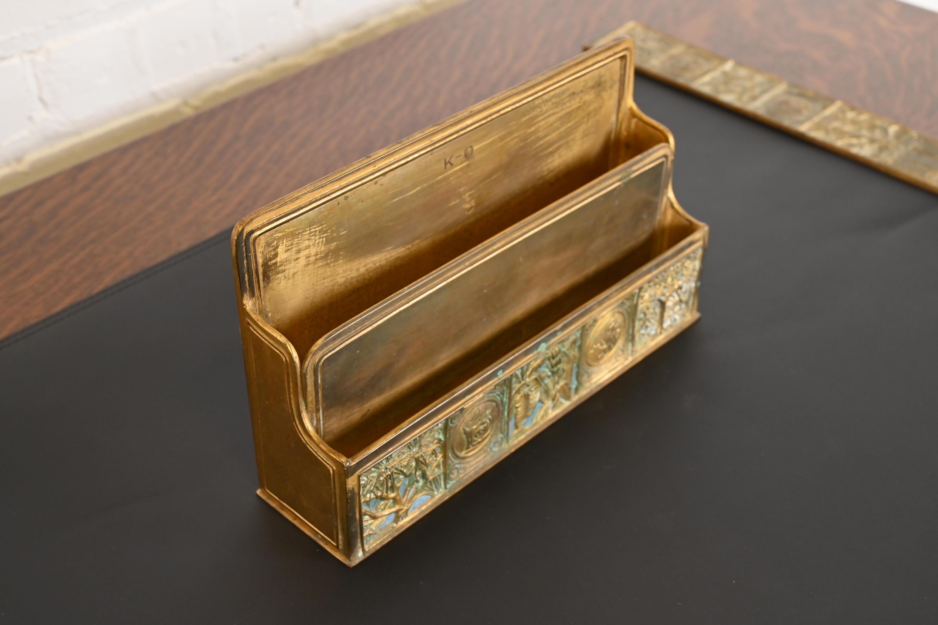 Tiffany Studios New York Lesezeichen Muster Bronze Doré Briefständer (20. Jahrhundert) im Angebot