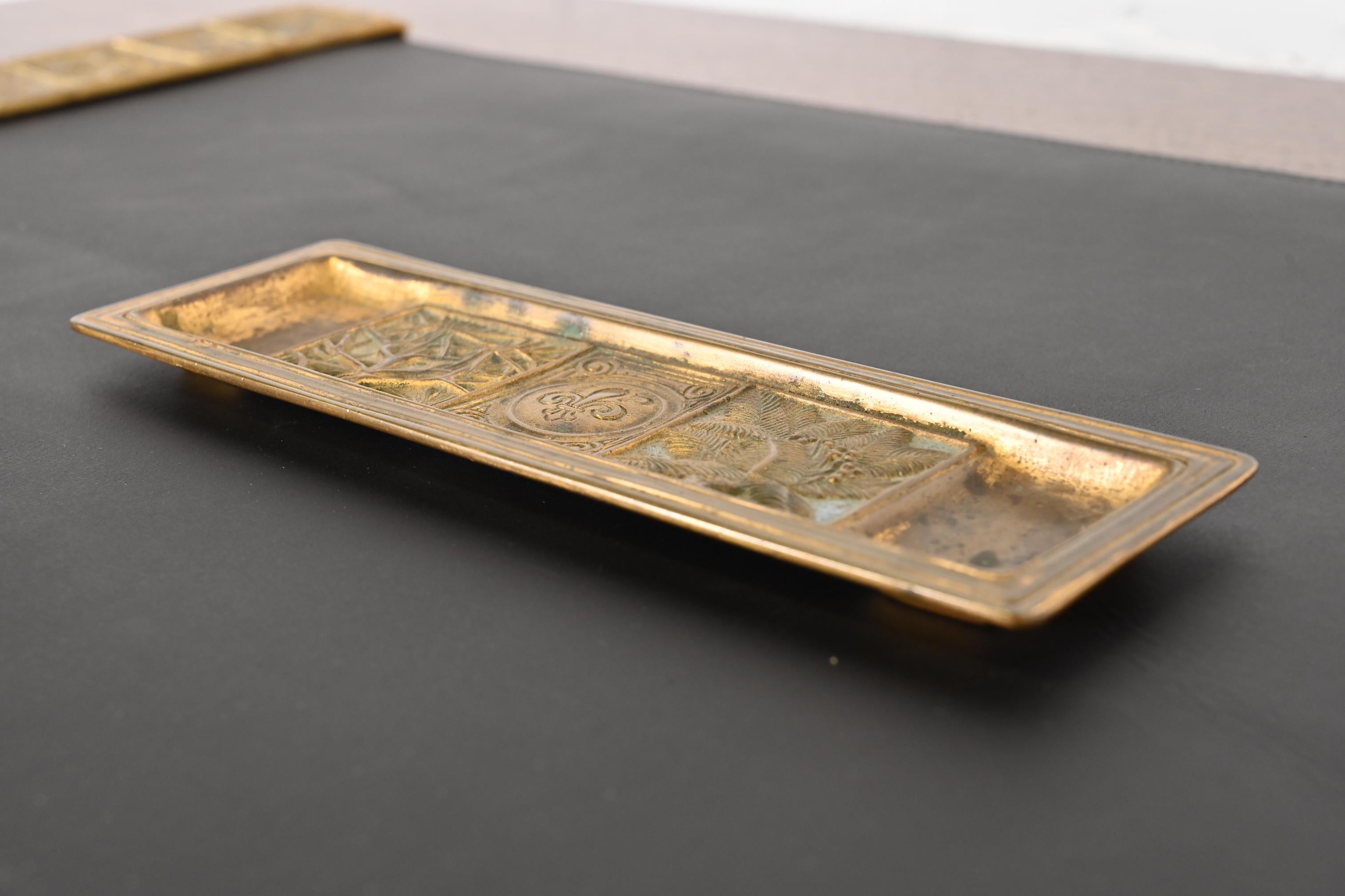 Américain Tiffany Studios New York Signet Bronze Plumier Doré en vente