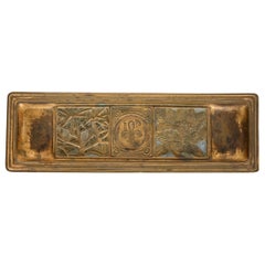 Vassoio portapenne Doré in bronzo con motivo a segnalibro di Tiffany Studios New York