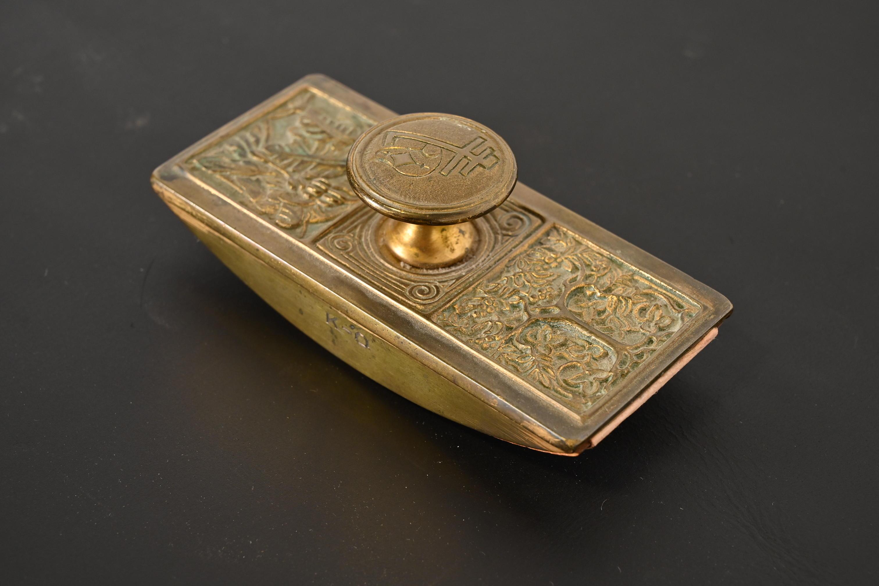 Américain Tiffany Studios New York Signet Motif Bronze Doré Rocker Blotter en vente