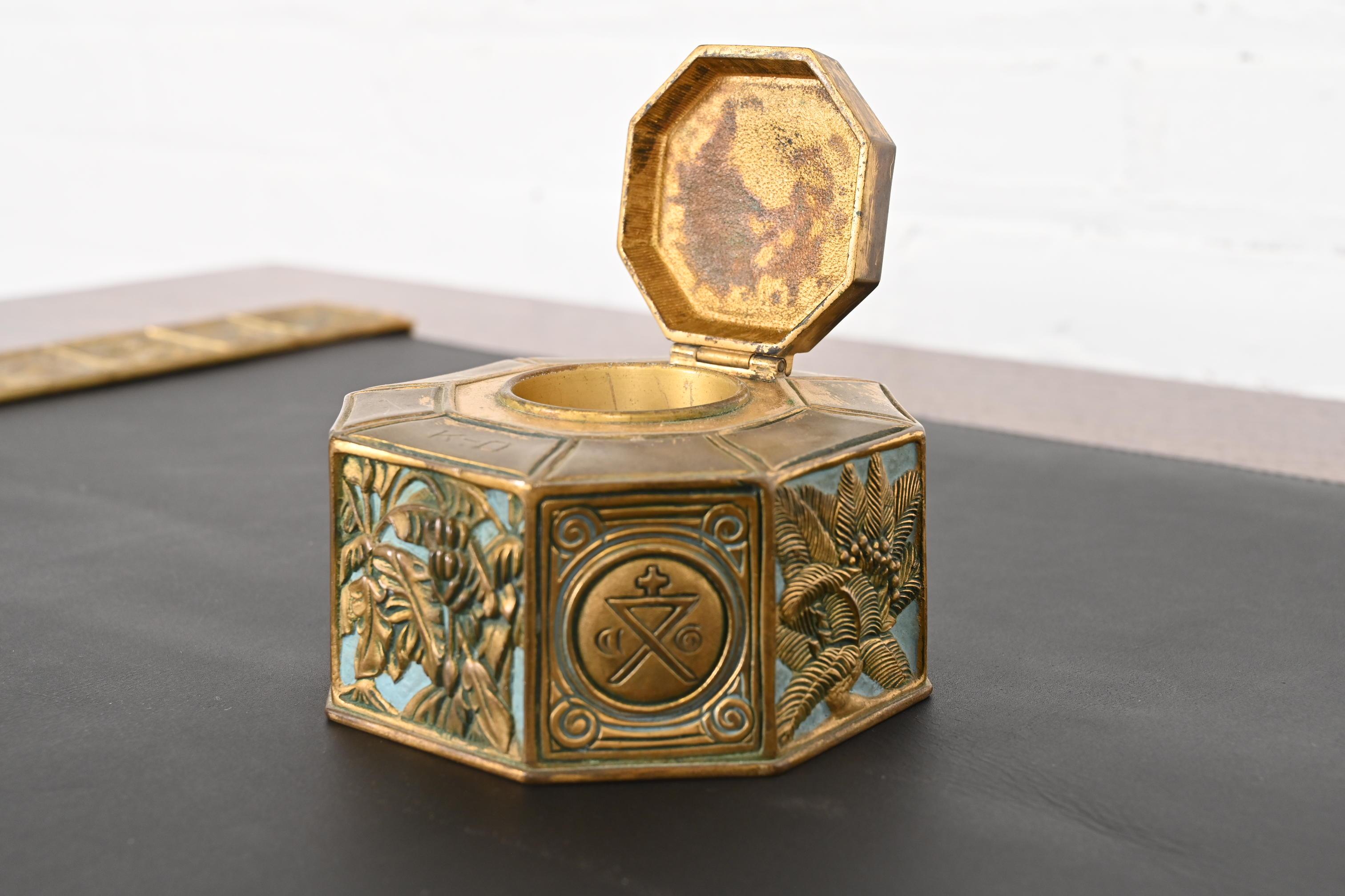 Calamaio in bronzo con motivo a segnalibro Tiffany Studios New York in vendita 5